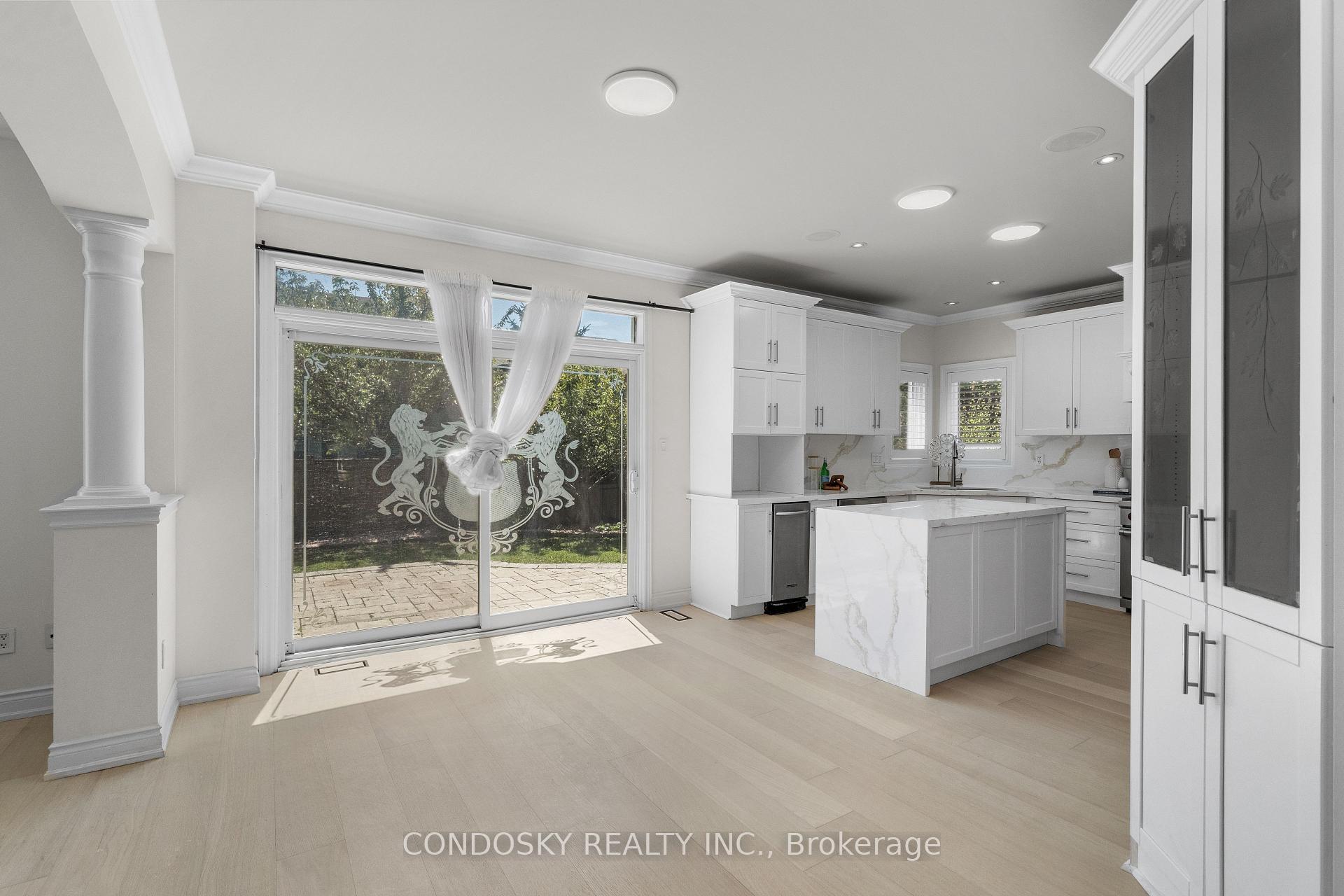 Photo 10 of 3322 Fox Run Circle, Oakville, Bronte — HOMEH