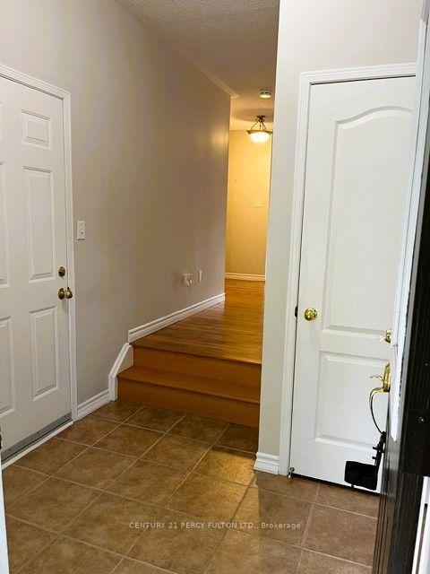 Photo 2 of 872 Oaktree Crescent, Newmarket, Summerhill Estates — HOMEH