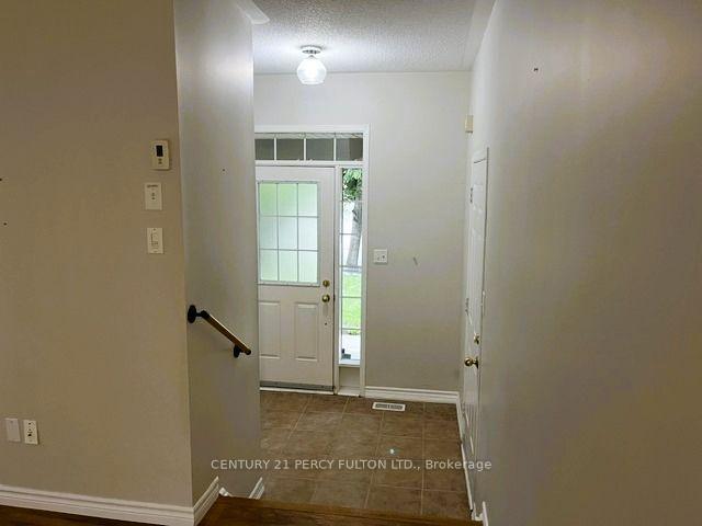 Photo 3 of 872 Oaktree Crescent, Newmarket, Summerhill Estates — HOMEH