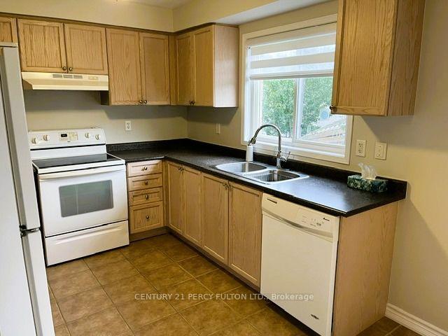 Photo 7 of 872 Oaktree Crescent, Newmarket, Summerhill Estates — HOMEH