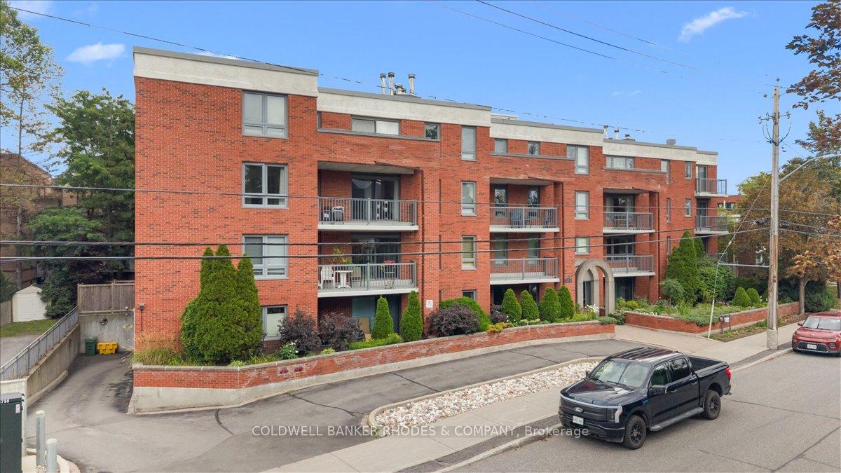 Photo of Unit 205, 939 North River Road