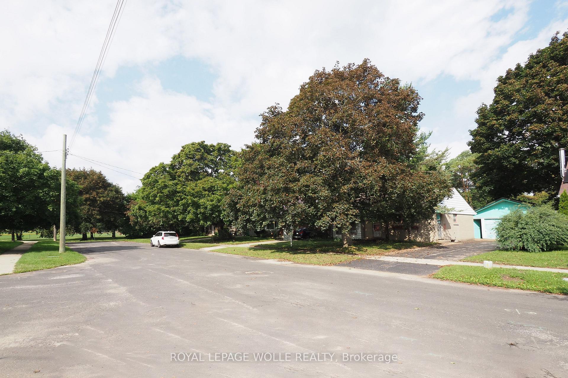 Photo 5 of 12 Oakwood Avenue, Kitchener, Fairfield — HOMEH