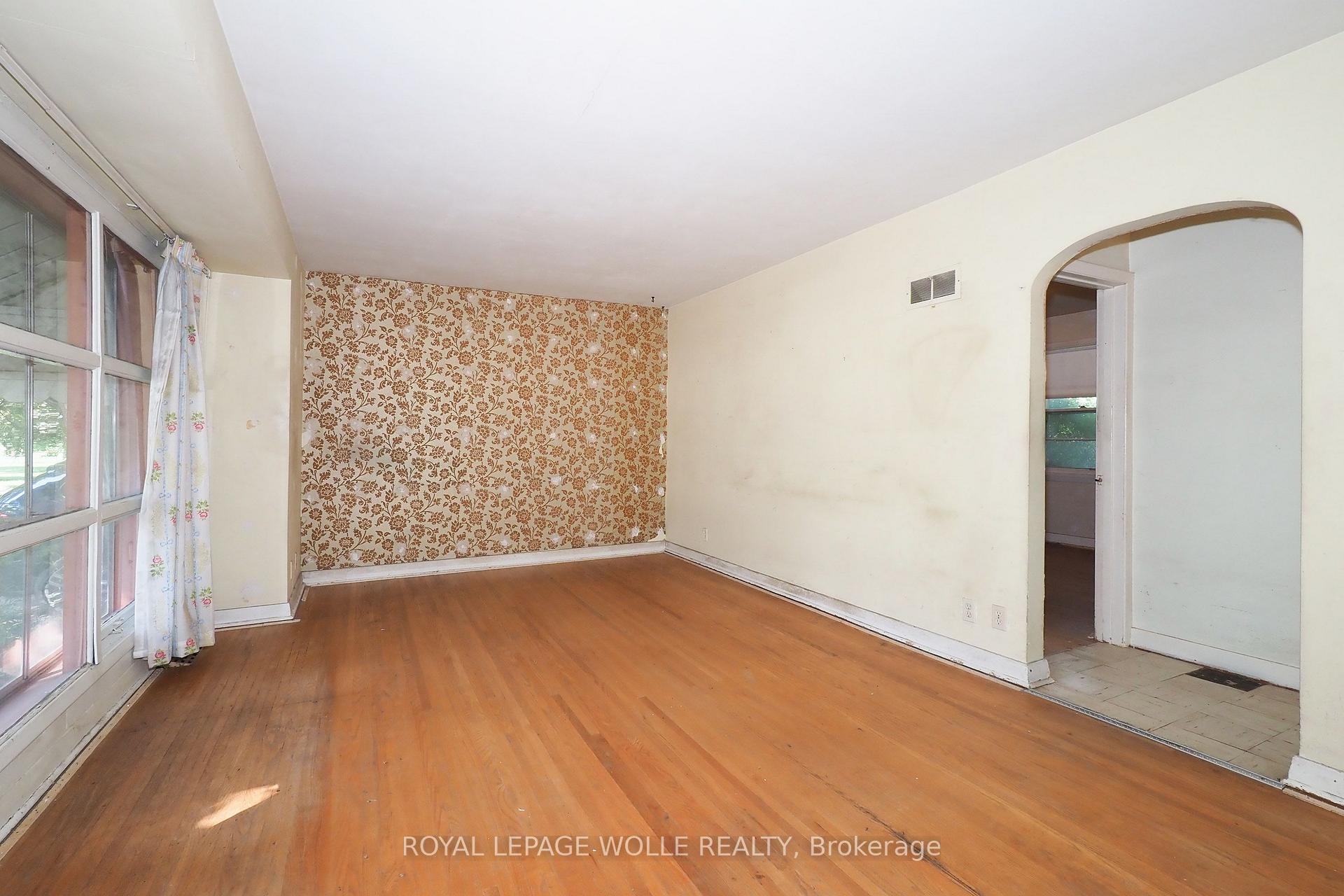 Photo 7 of 12 Oakwood Avenue, Kitchener, Fairfield — HOMEH