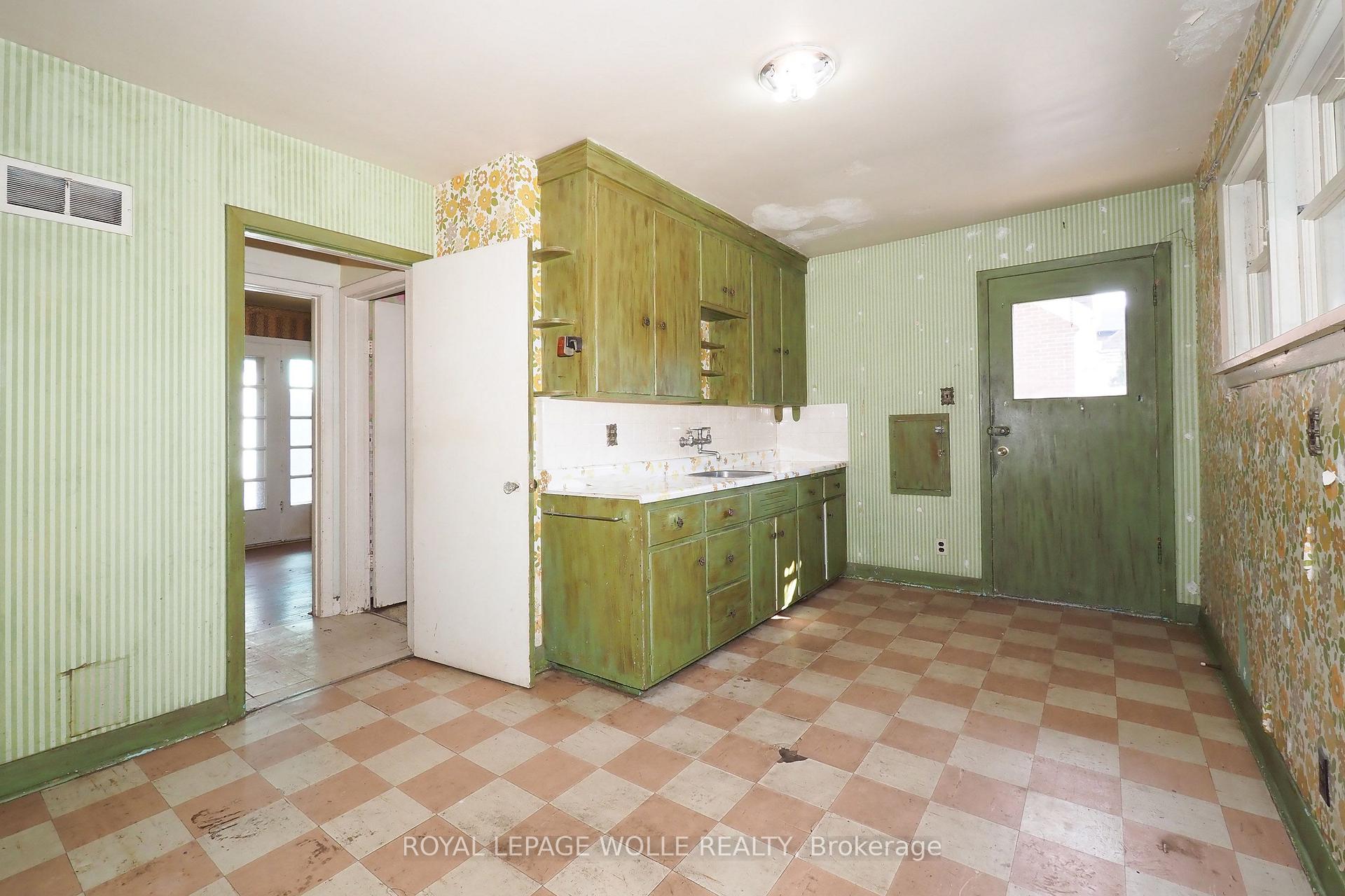 Photo 9 of 12 Oakwood Avenue, Kitchener, Fairfield — HOMEH