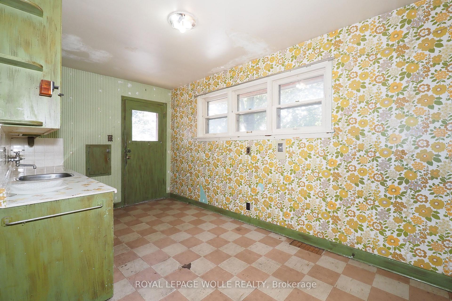 Photo 10 of 12 Oakwood Avenue, Kitchener, Fairfield — HOMEH
