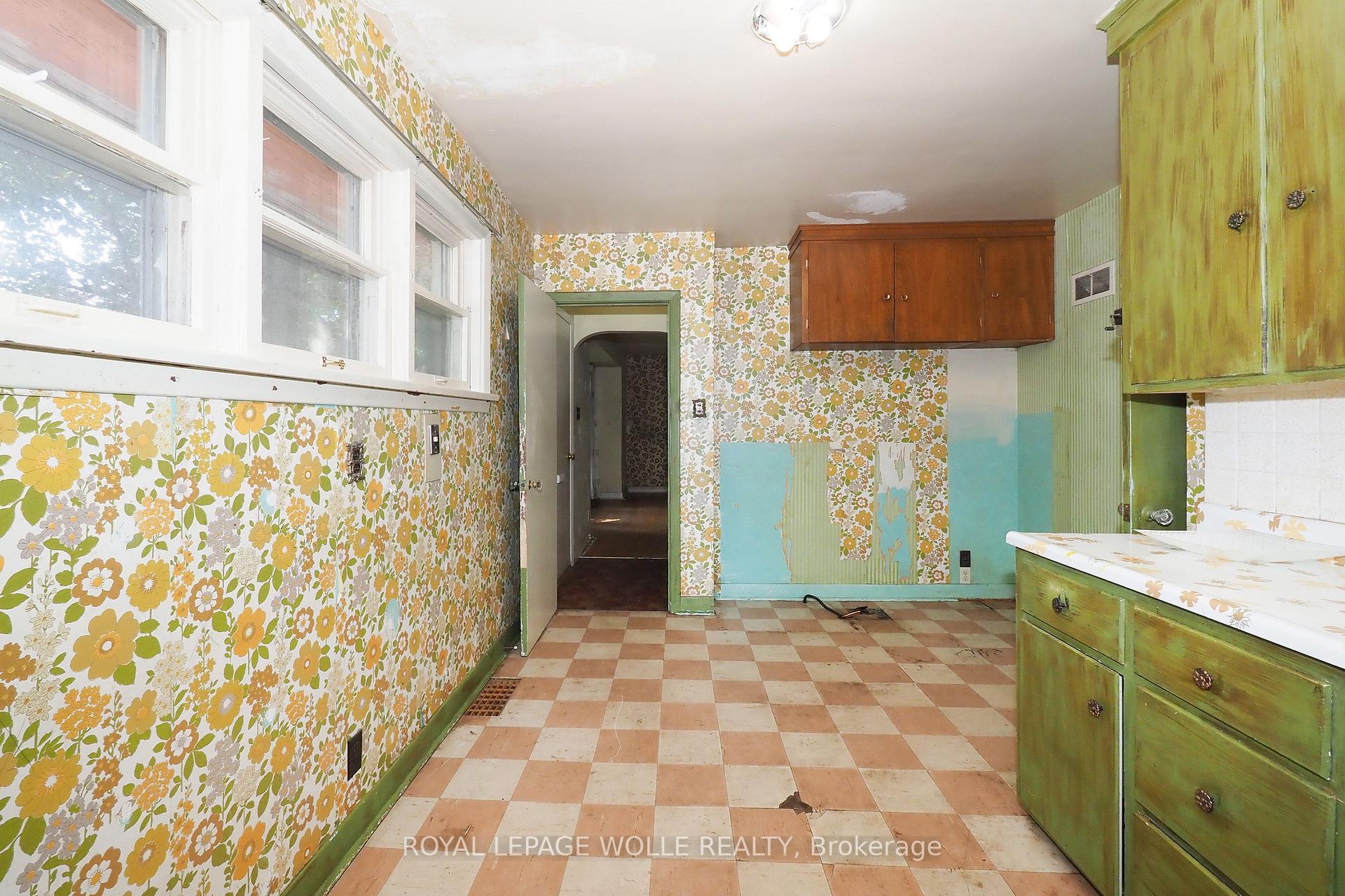 Photo 11 of 12 Oakwood Avenue, Kitchener, Fairfield — HOMEH