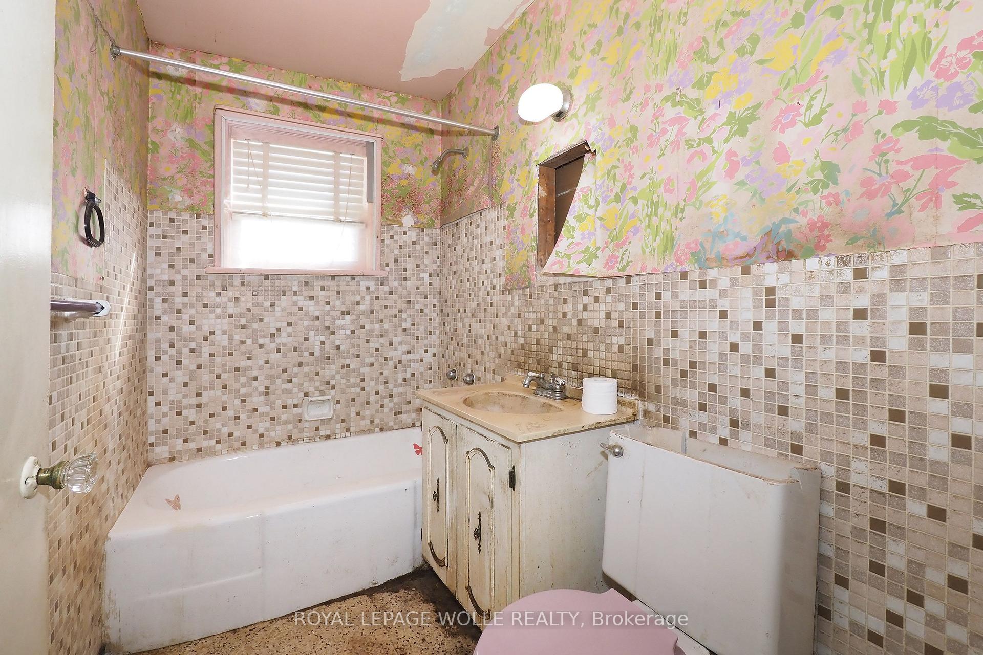 Photo 18 of 12 Oakwood Avenue, Kitchener, Fairfield — HOMEH