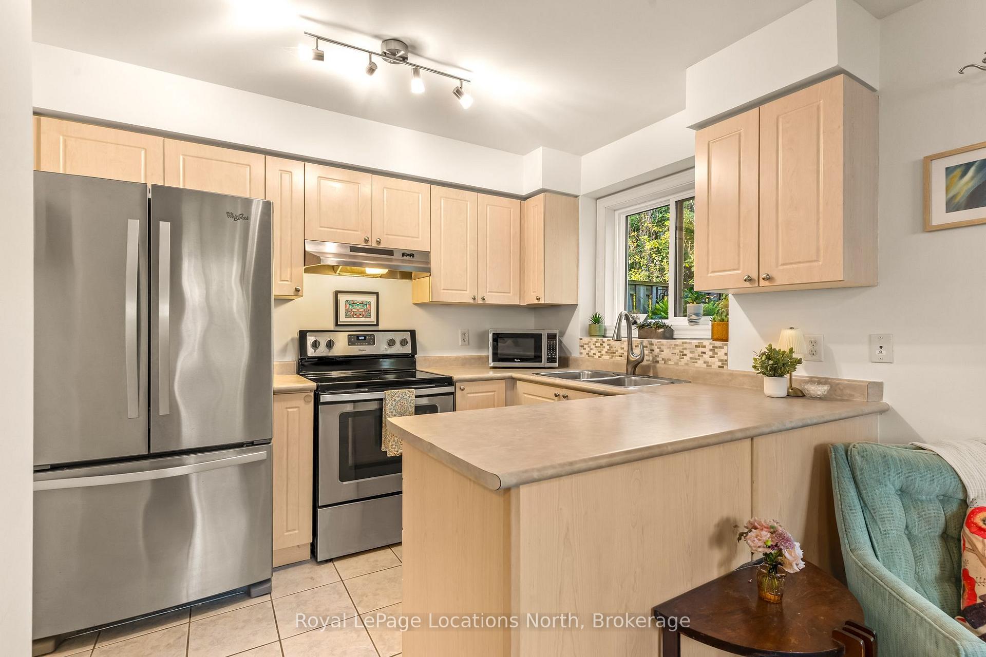 Photo 12 of Unit 17, 35 Sundial Court, Collingwood — HOMEH