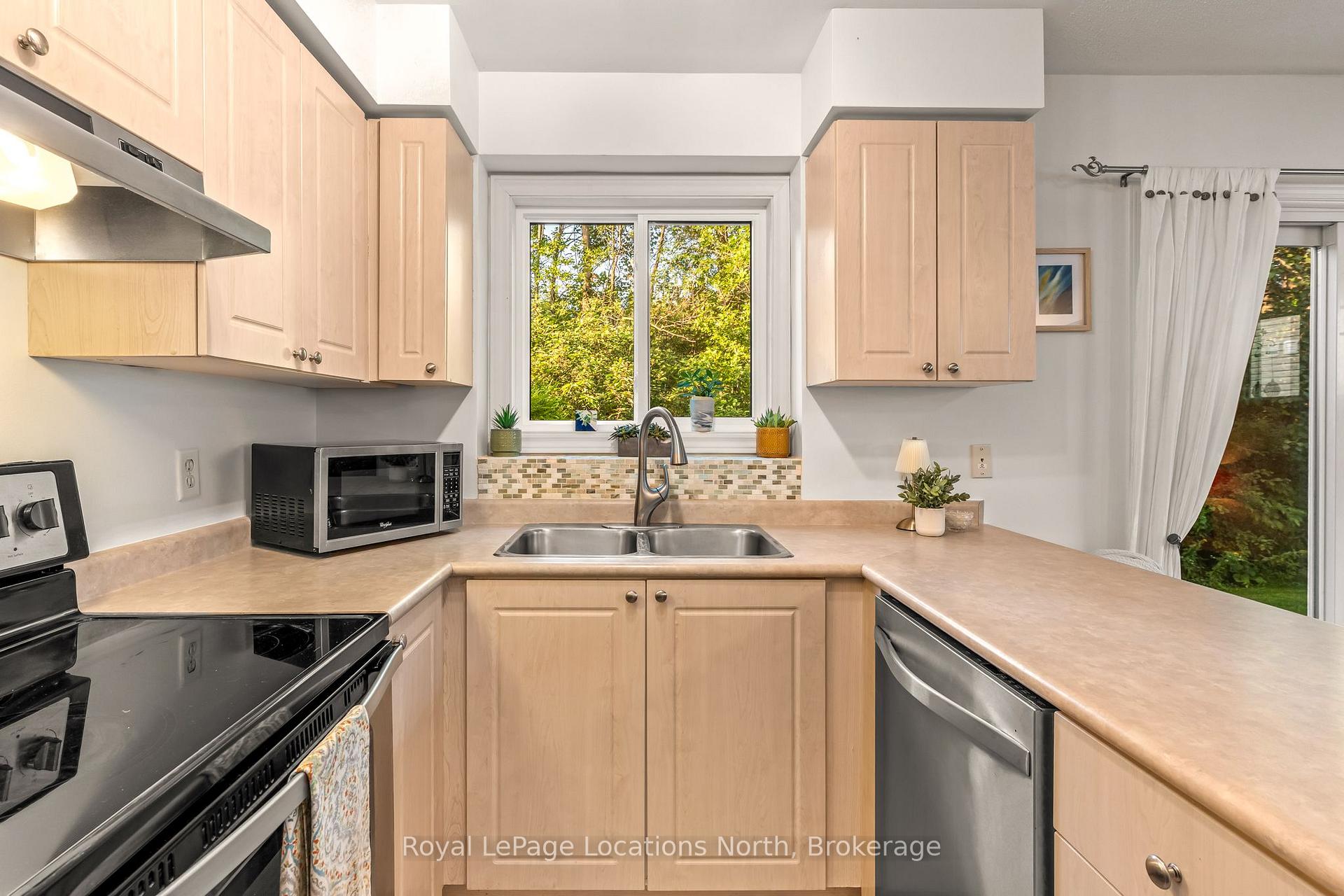 Photo 13 of Unit 17, 35 Sundial Court, Collingwood — HOMEH