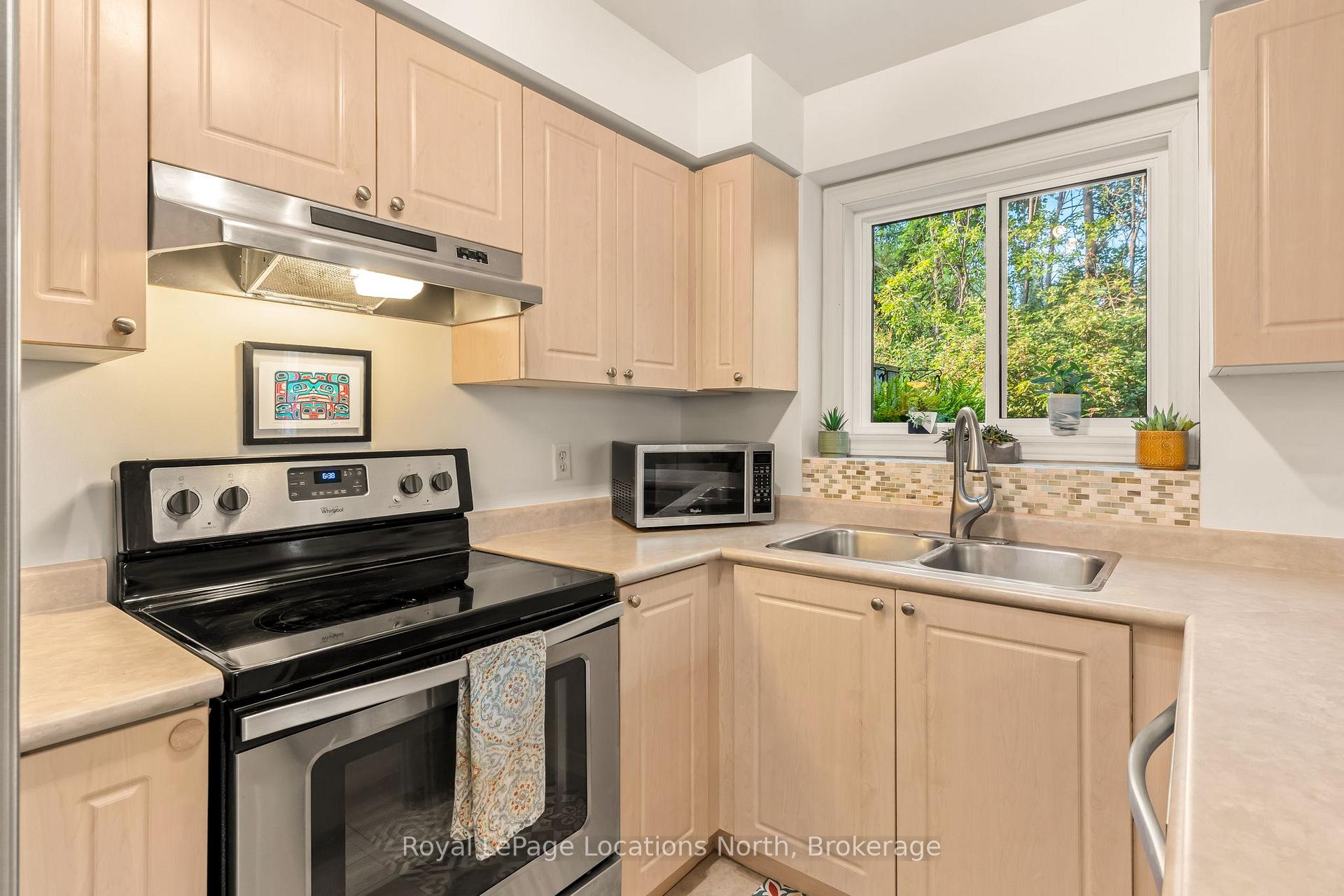 Photo 14 of Unit 17, 35 Sundial Court, Collingwood — HOMEH
