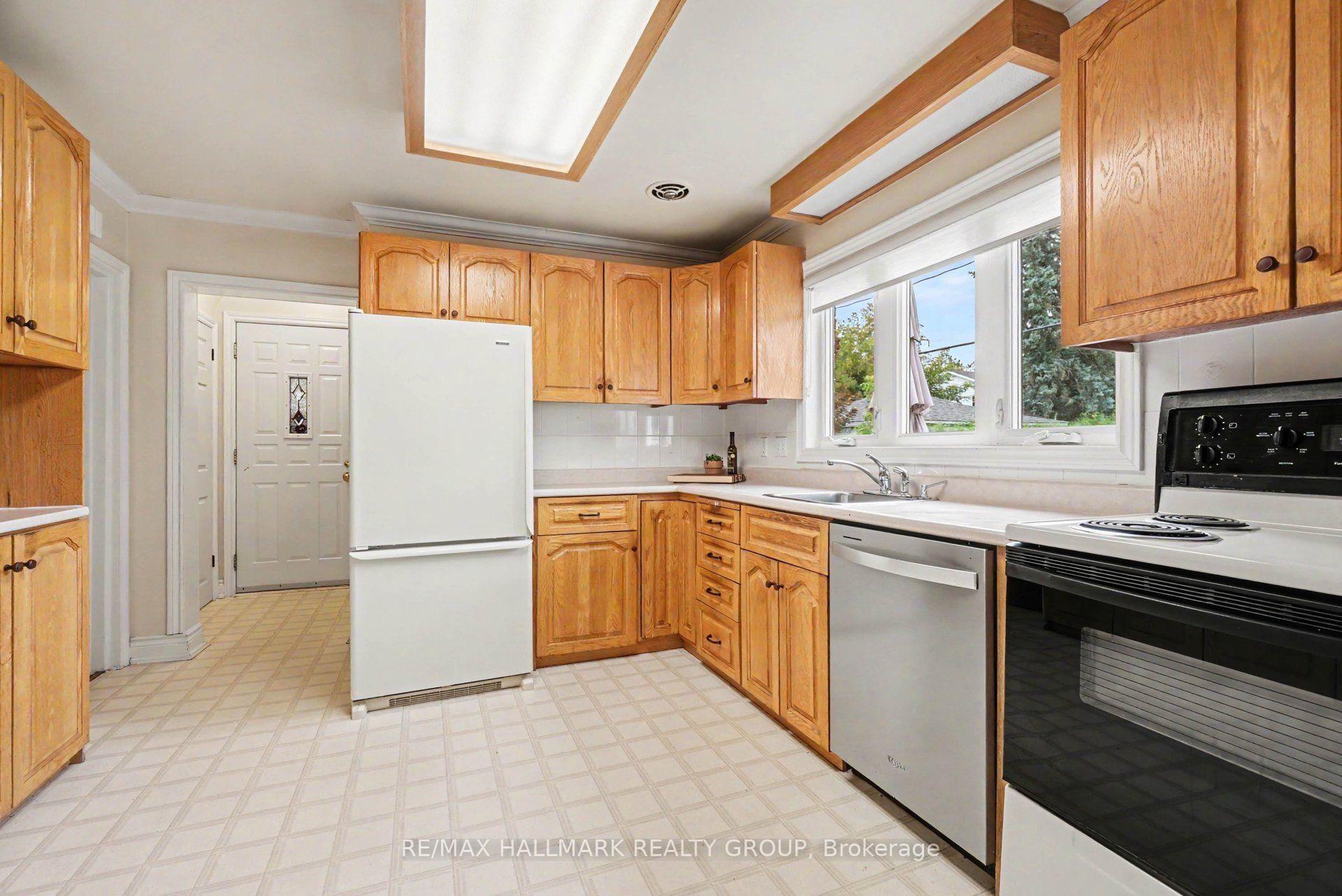Photo 9 of 1236 Amesbrooke Drive, Ottawa, Copeland Park — HOMEH