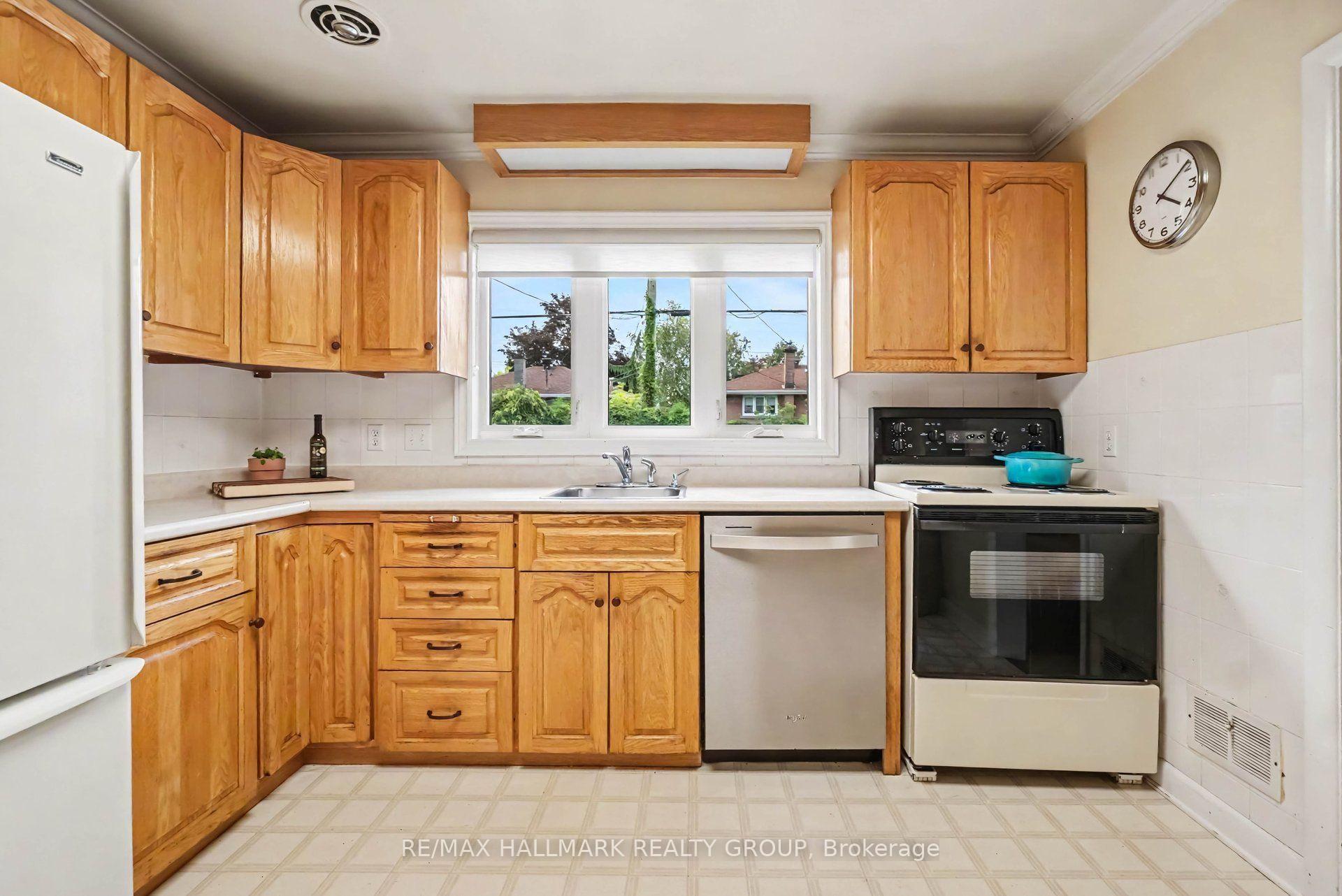 Photo 10 of 1236 Amesbrooke Drive, Ottawa, Copeland Park — HOMEH