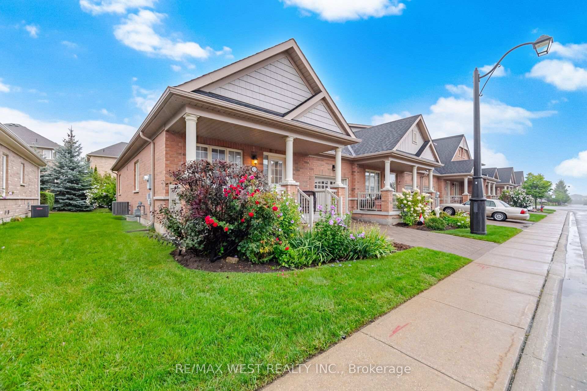 Photo 2 of 12 Muzzo Drive, Brampton, Sandringham-Wellington — HOMEH