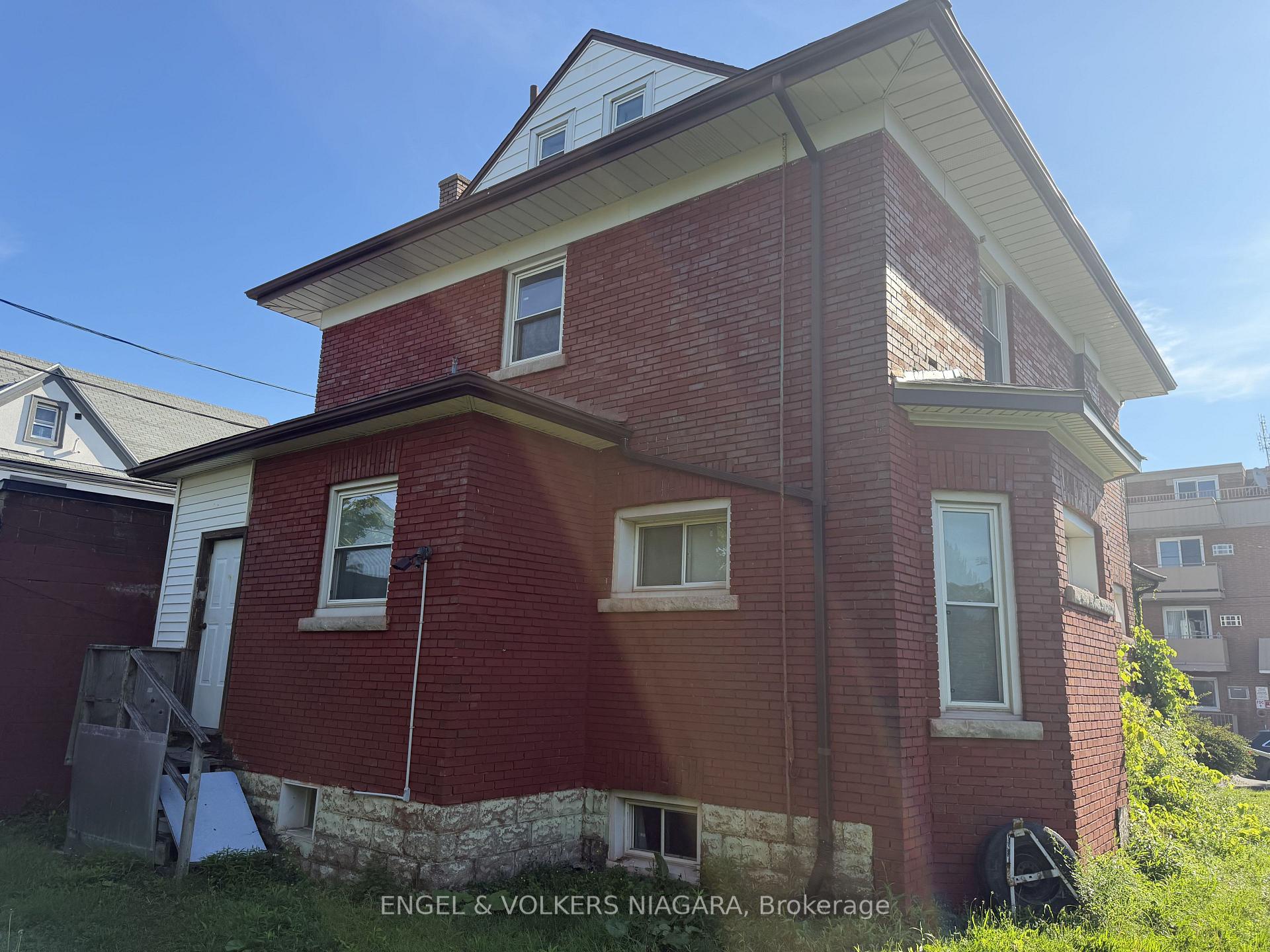 Photo 3 of 4689 Crysler Avenue, Niagara Falls, Downtown — HOMEH