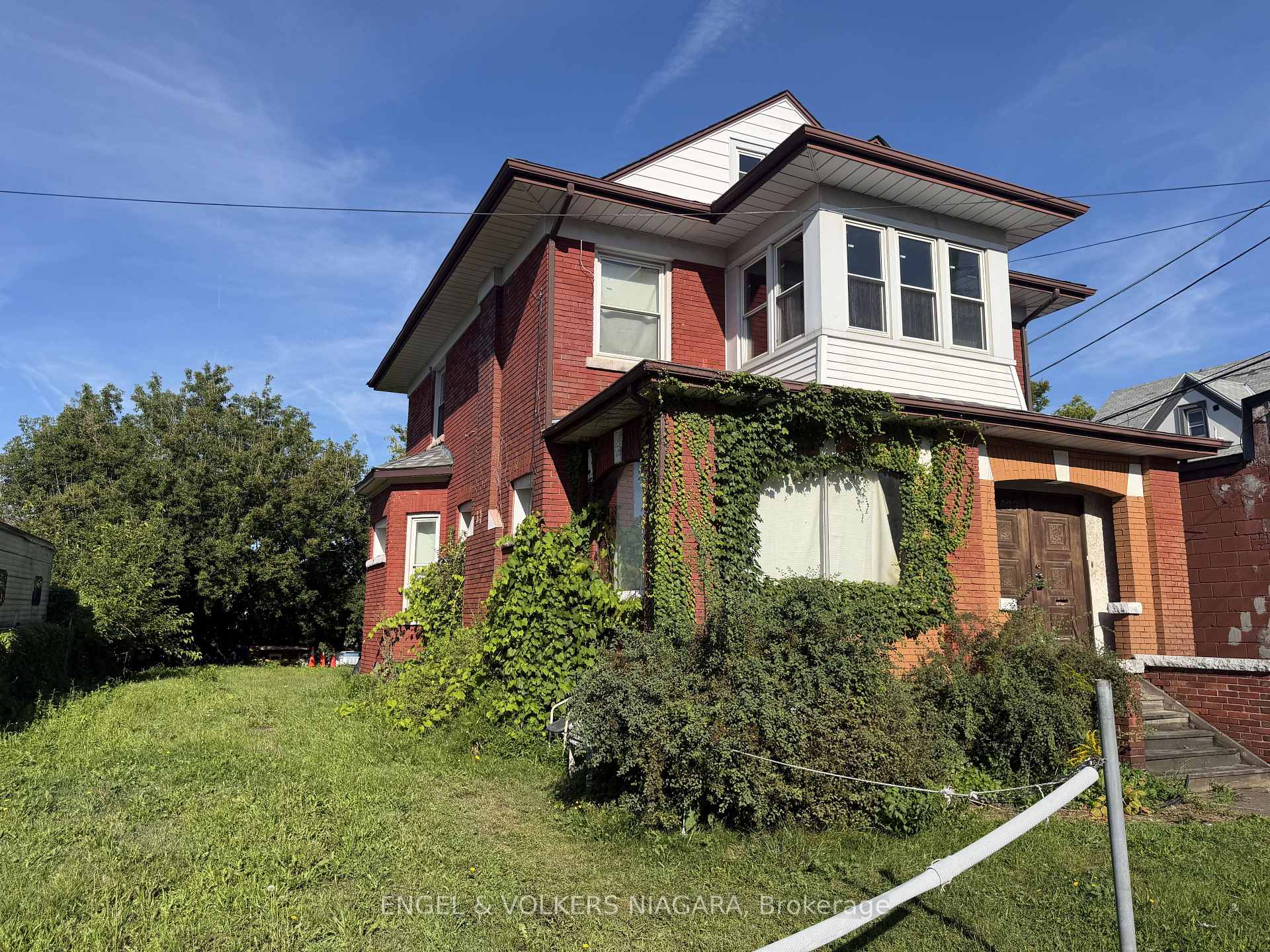 Photo 4 of 4689 Crysler Avenue, Niagara Falls, Downtown — HOMEH