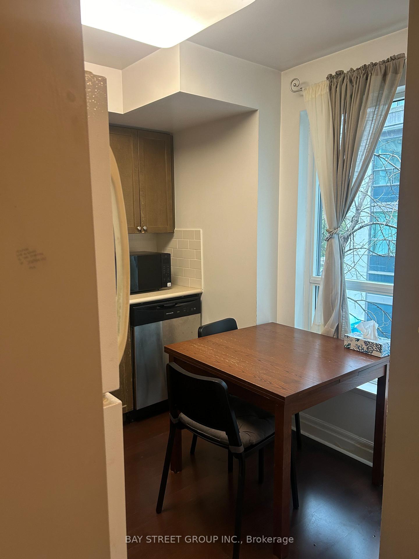 Photo 8 of Unit 204, 21 Hillcrest Avenue, North York, Willowdale East — HOMEH