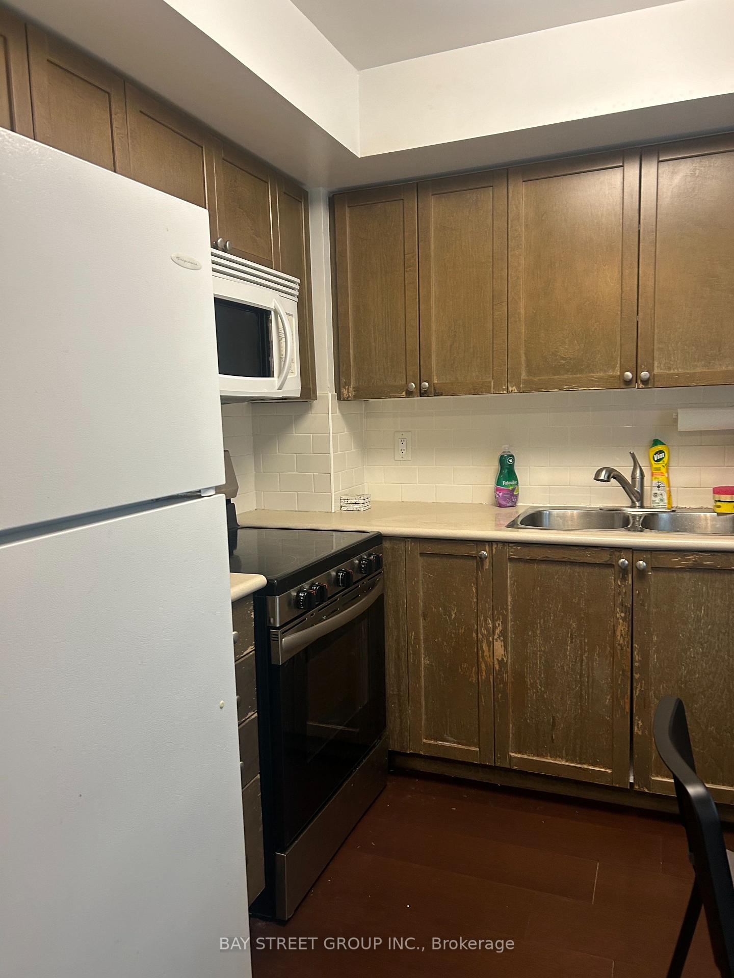 Photo 9 of Unit 204, 21 Hillcrest Avenue, North York, Willowdale East — HOMEH