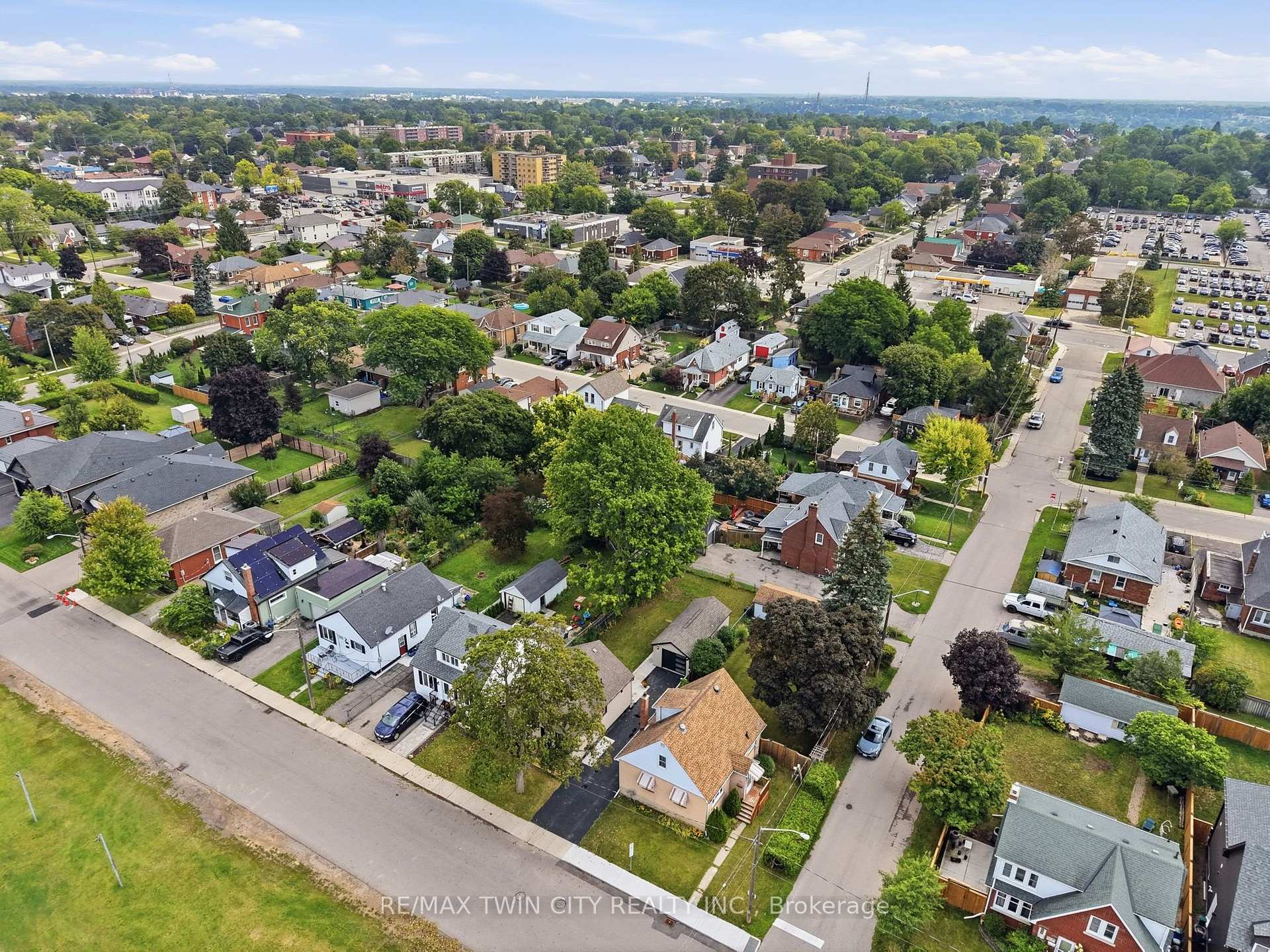 Photo 33 of 77 Abigail Avenue, Brantford, Henderson-Sky Acres — HOMEH