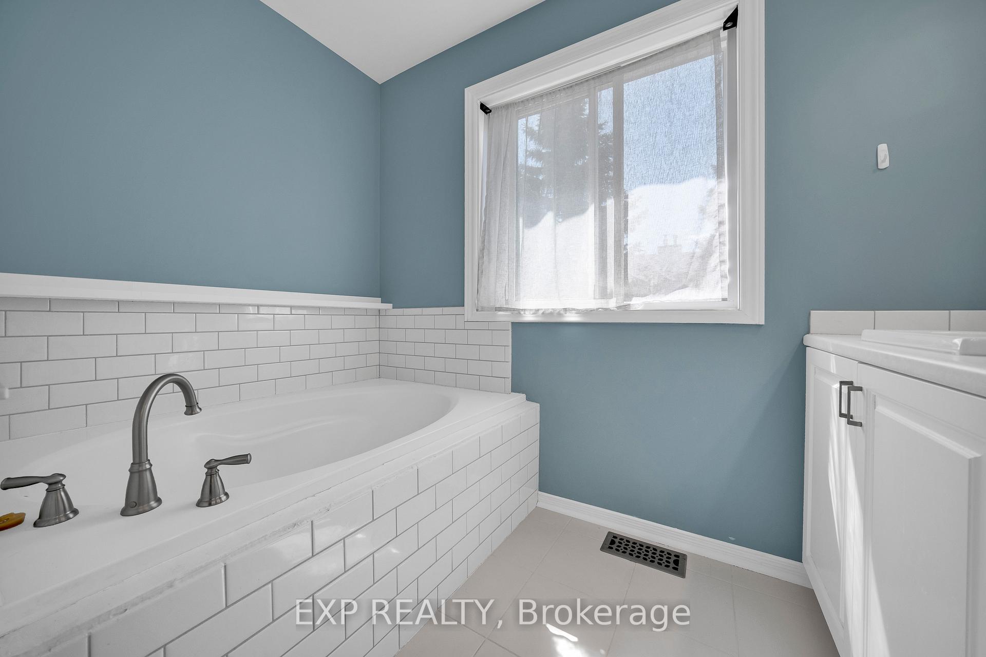 Photo 23 of 34 Stonebriar Drive, Ottawa, Centrepointe — HOMEH