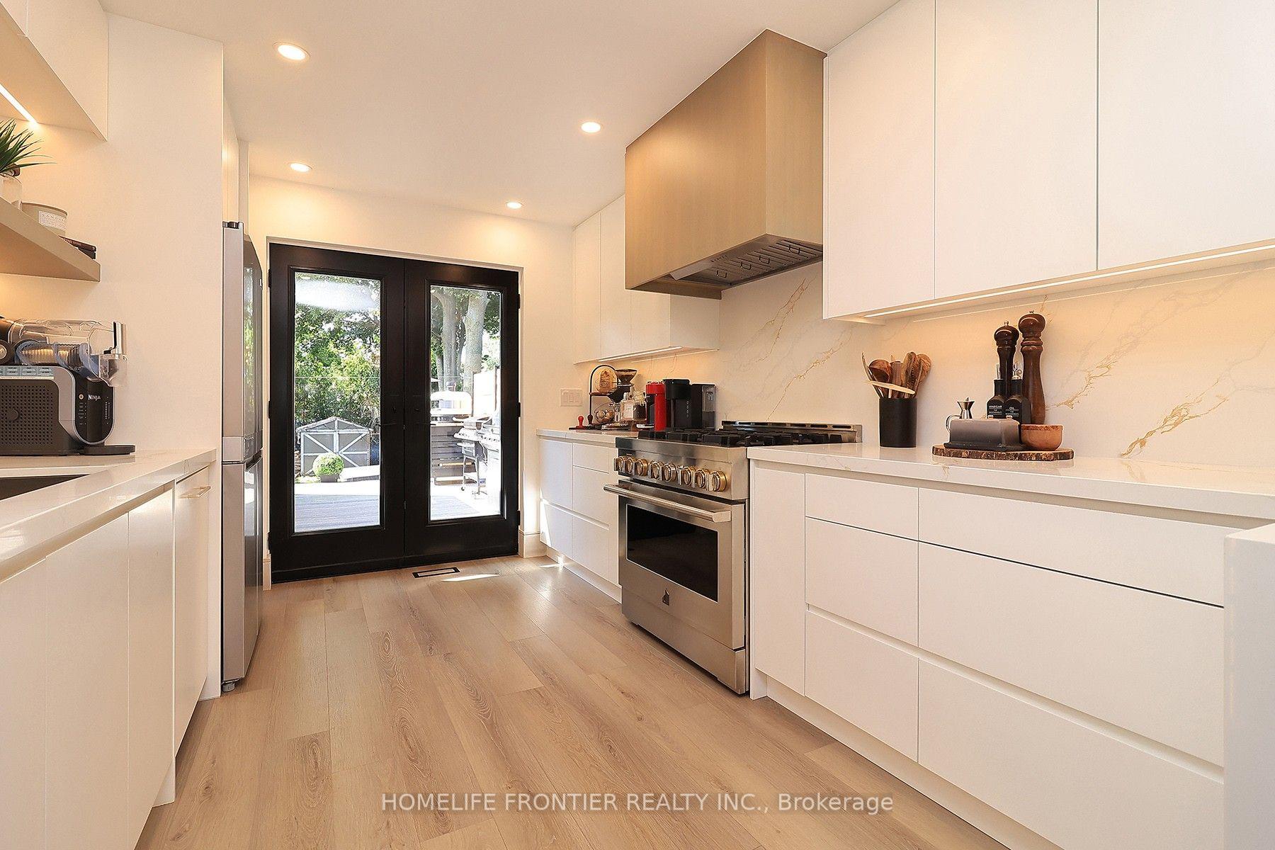 Photo 9 of 23 Whaley Drive, Etobicoke, Alderwood — HOMEH