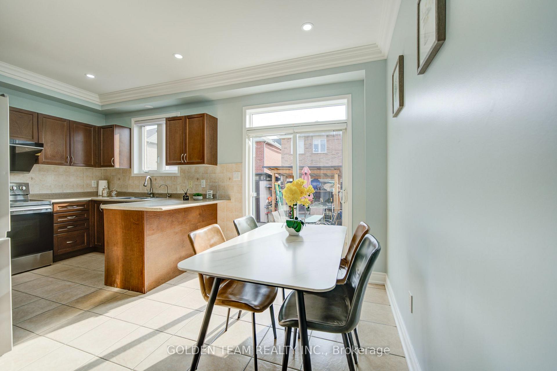 Photo 9 of 22 Lahore Crescent, Markham, Cedarwood — HOMEH