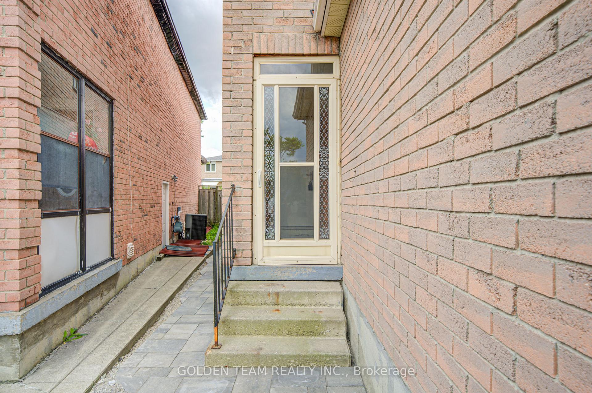 Photo 4 of 77 Miles Farm Road, Markham, Middlefield — HOMEH