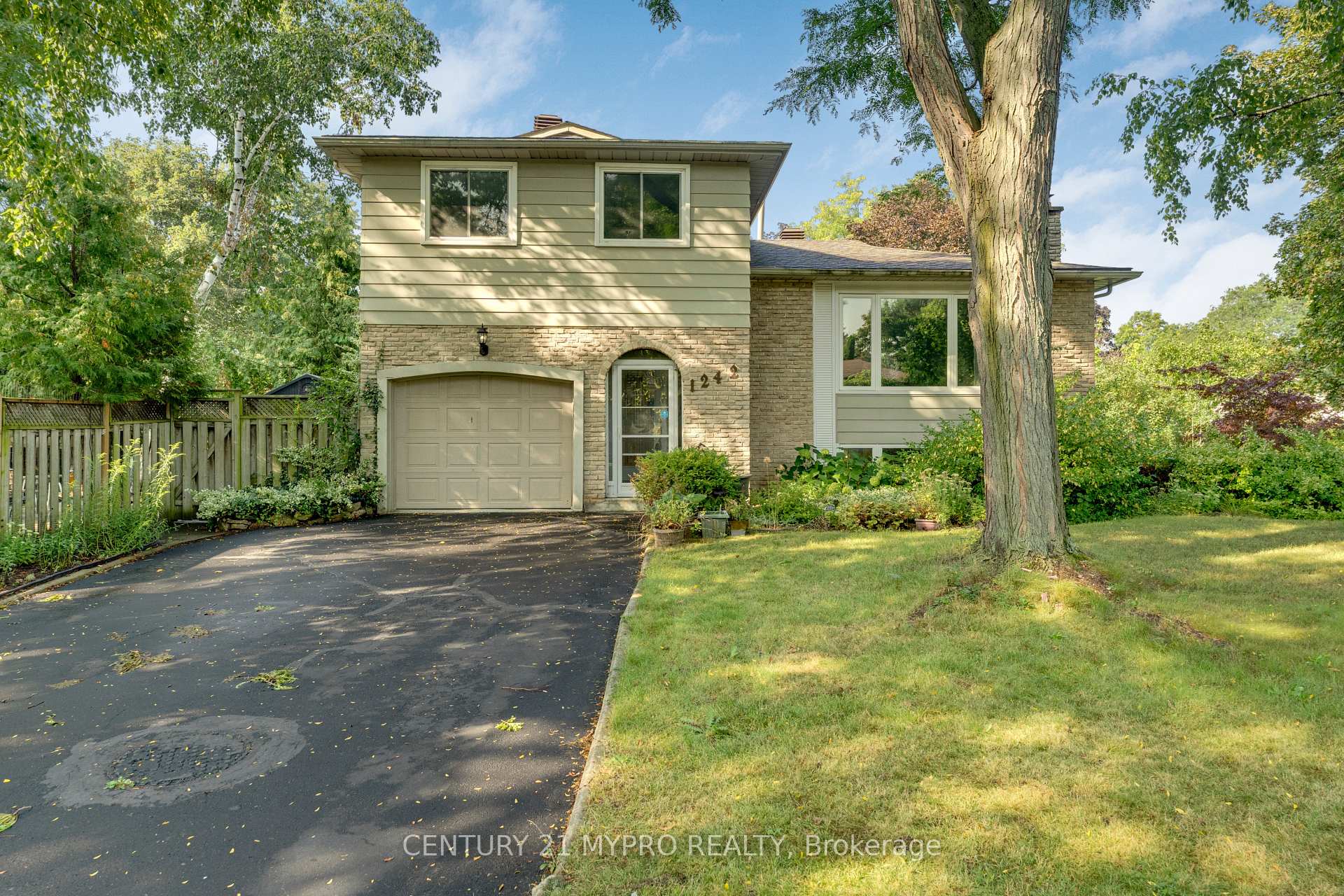 Photo 2 of 1242 Richards Crescent, Oakville, College Park — HOMEH