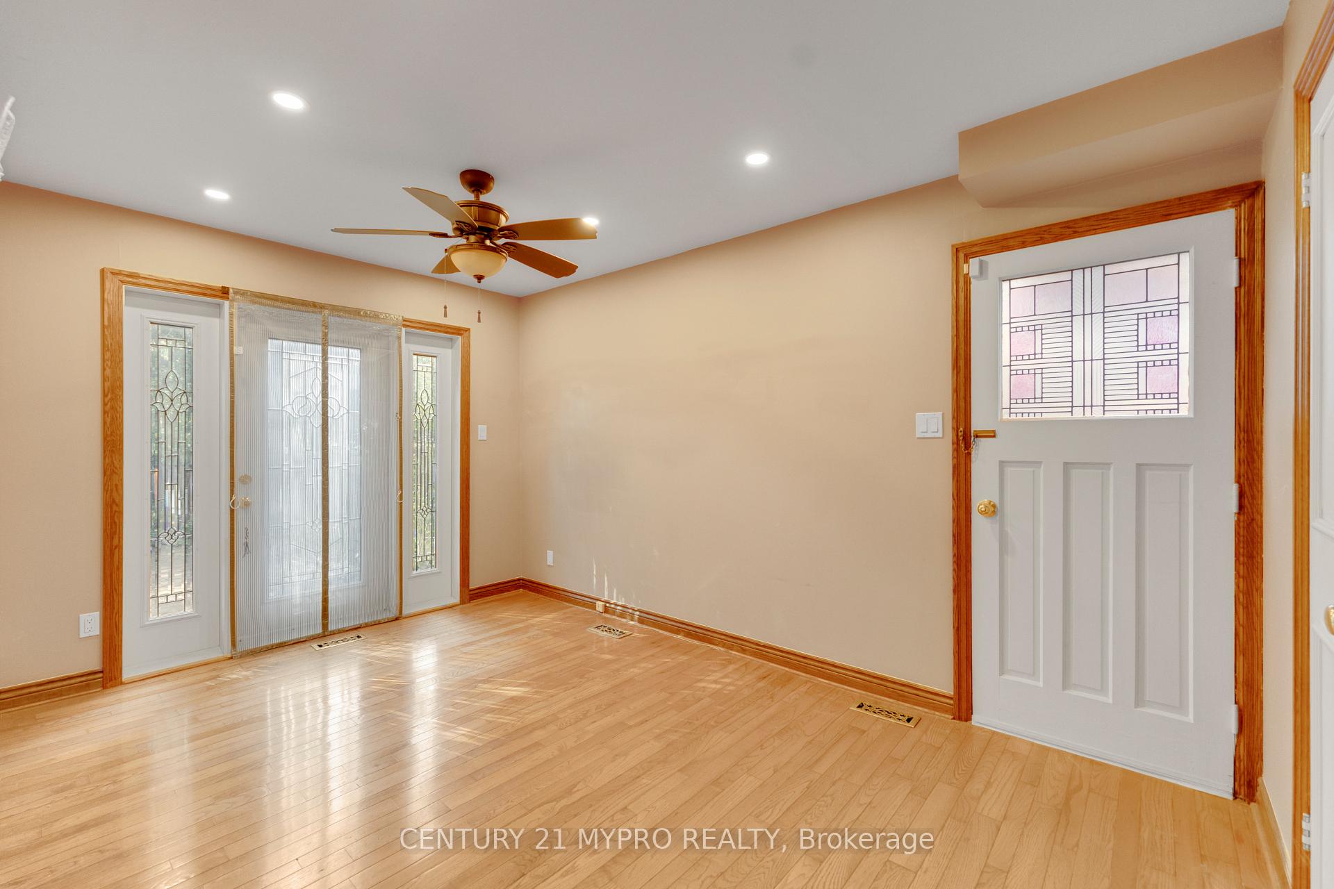 Photo 12 of 1242 Richards Crescent, Oakville, College Park — HOMEH