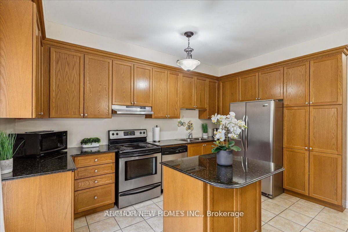 Photo 7 of Unit 3, 6 Cedar Lake Crescent, Brampton, Bram West — HOMEH