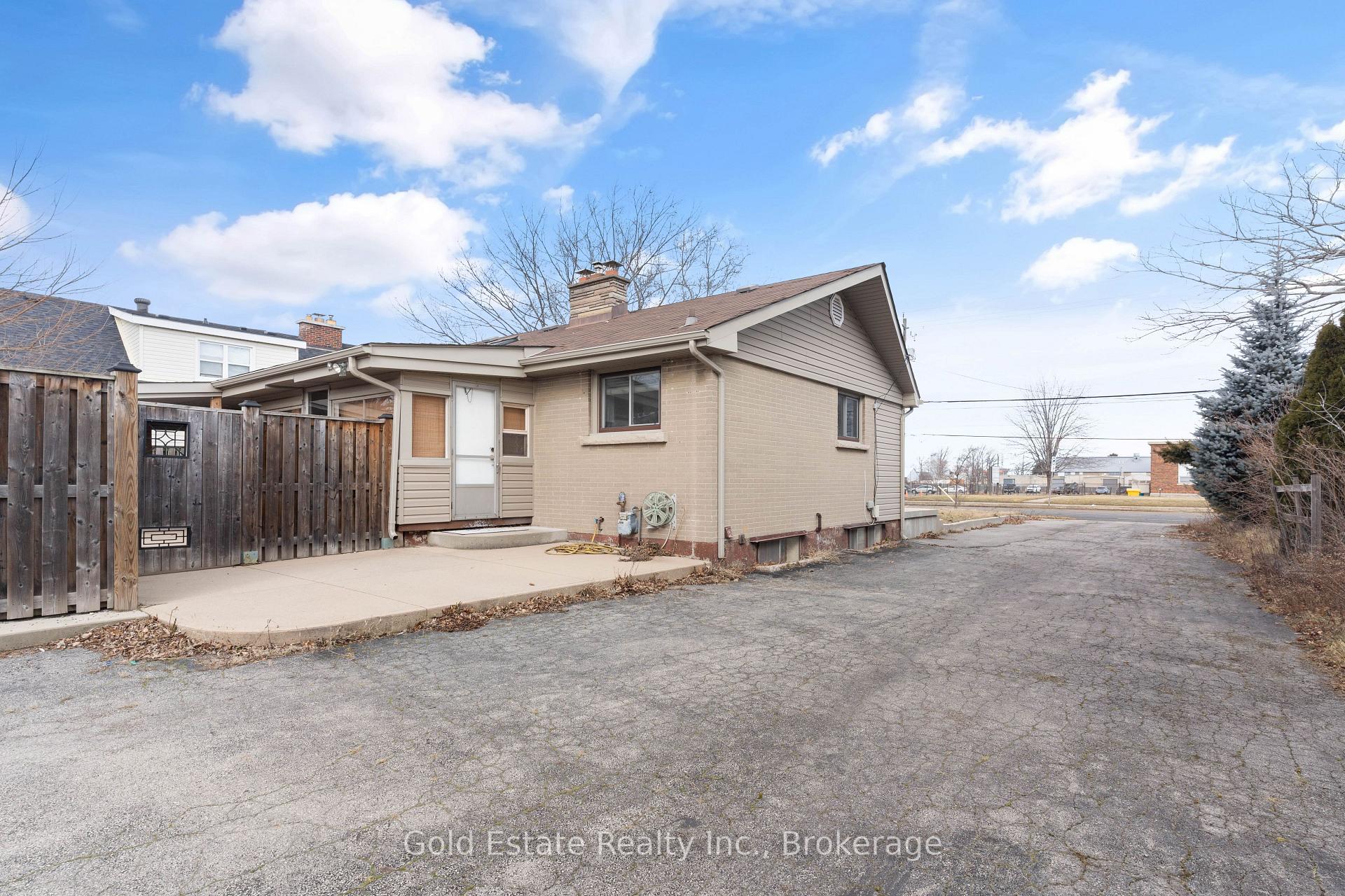 Photo 3 of 298 Barton Street, Hamilton, Stoney Creek — HOMEH