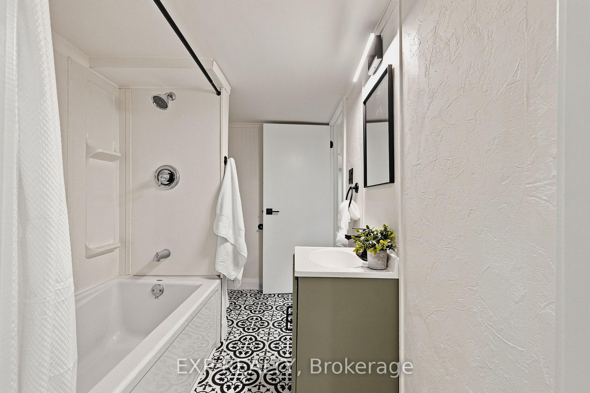 Photo 30 of 104 Kensington Street, Guelph, Riverside Park — HOMEH