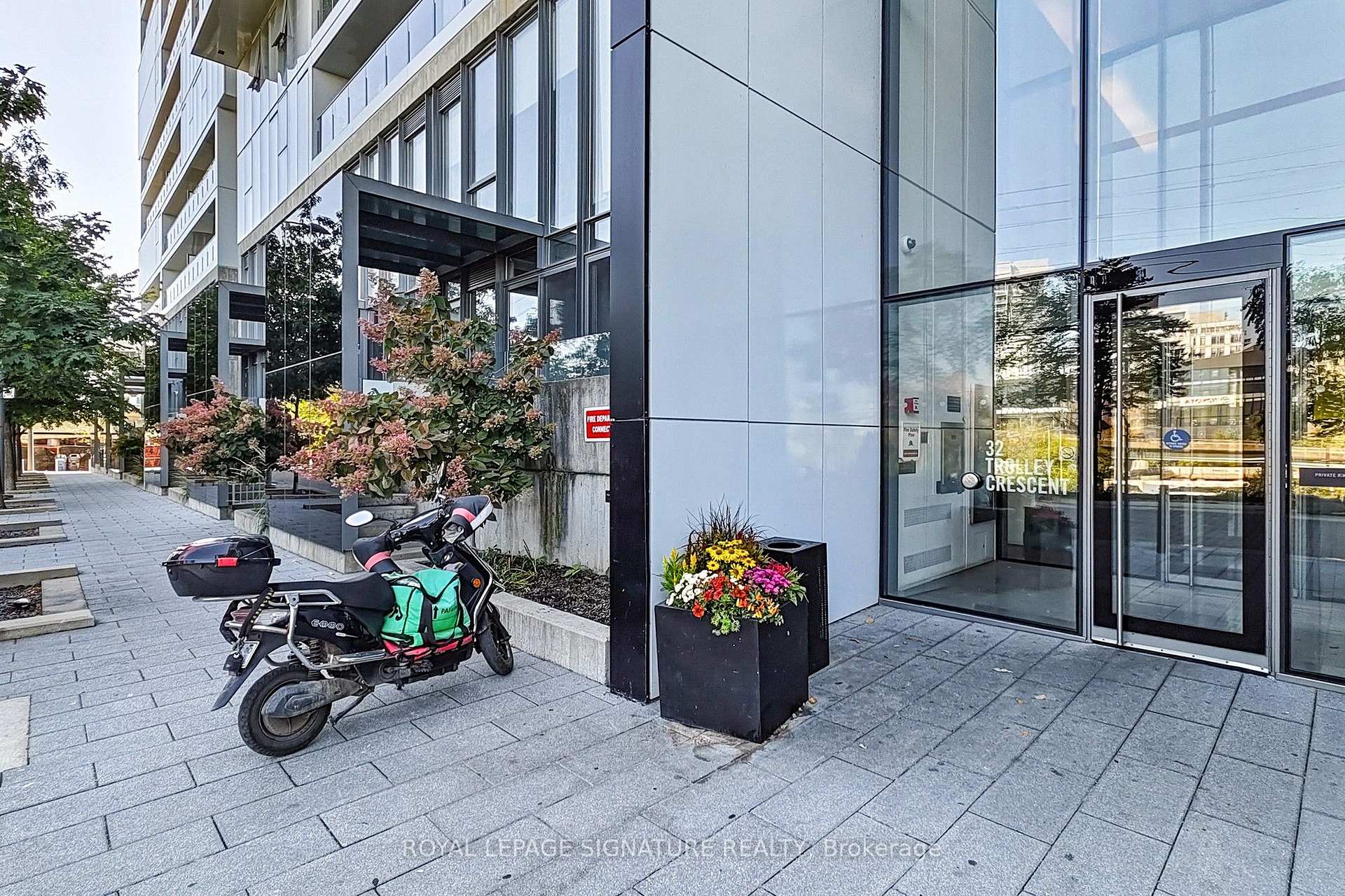 Photo 3 of Unit 414, 32 Trolley Crescent, Toronto, Moss Park — HOMEH