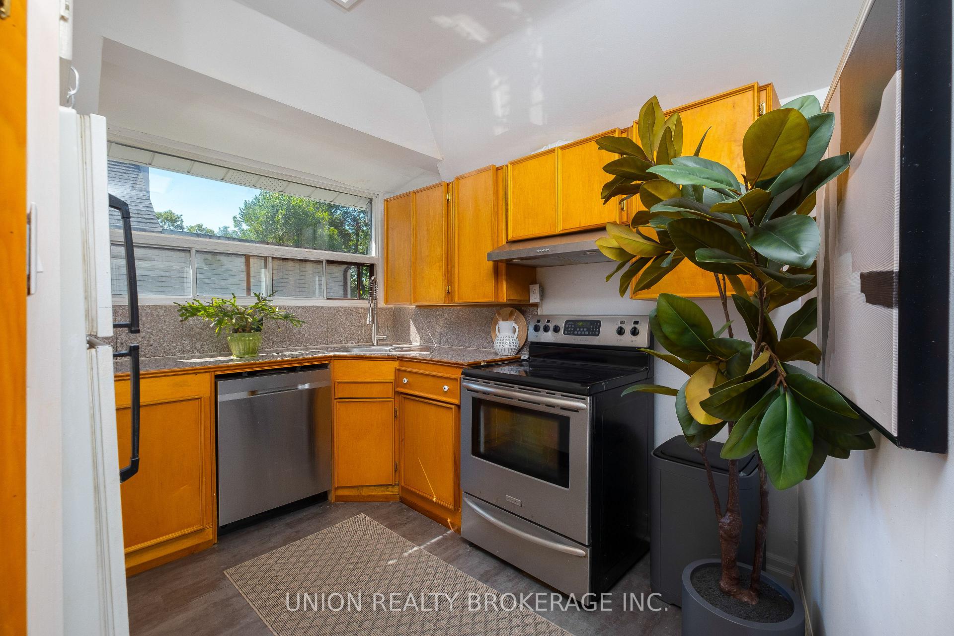 Photo 10 of 394 Coxwell Avenue, Toronto, Greenwood-Coxwell — HOMEH
