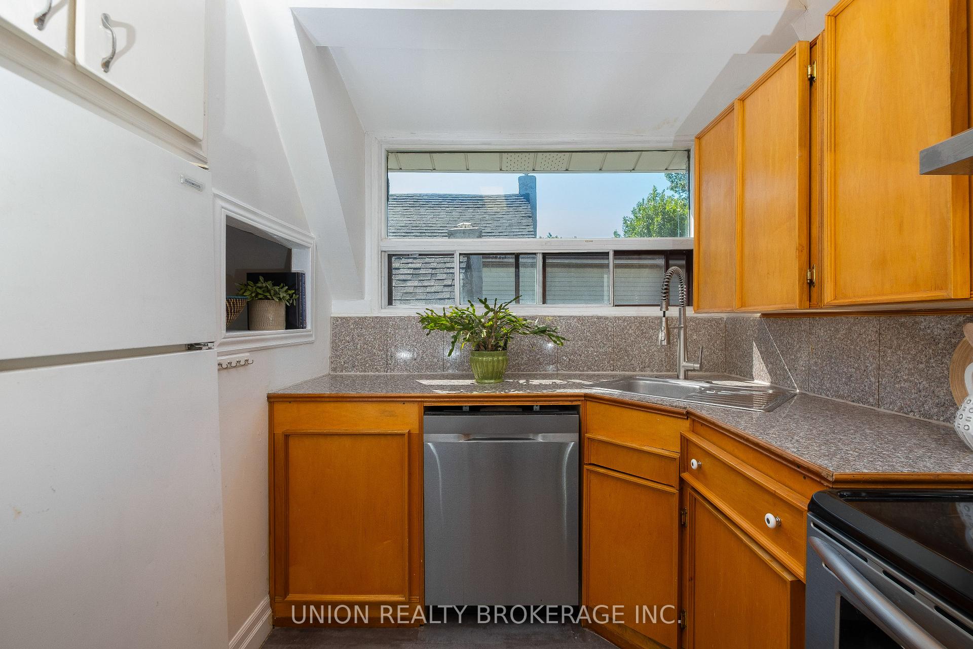 Photo 12 of 394 Coxwell Avenue, Toronto, Greenwood-Coxwell — HOMEH