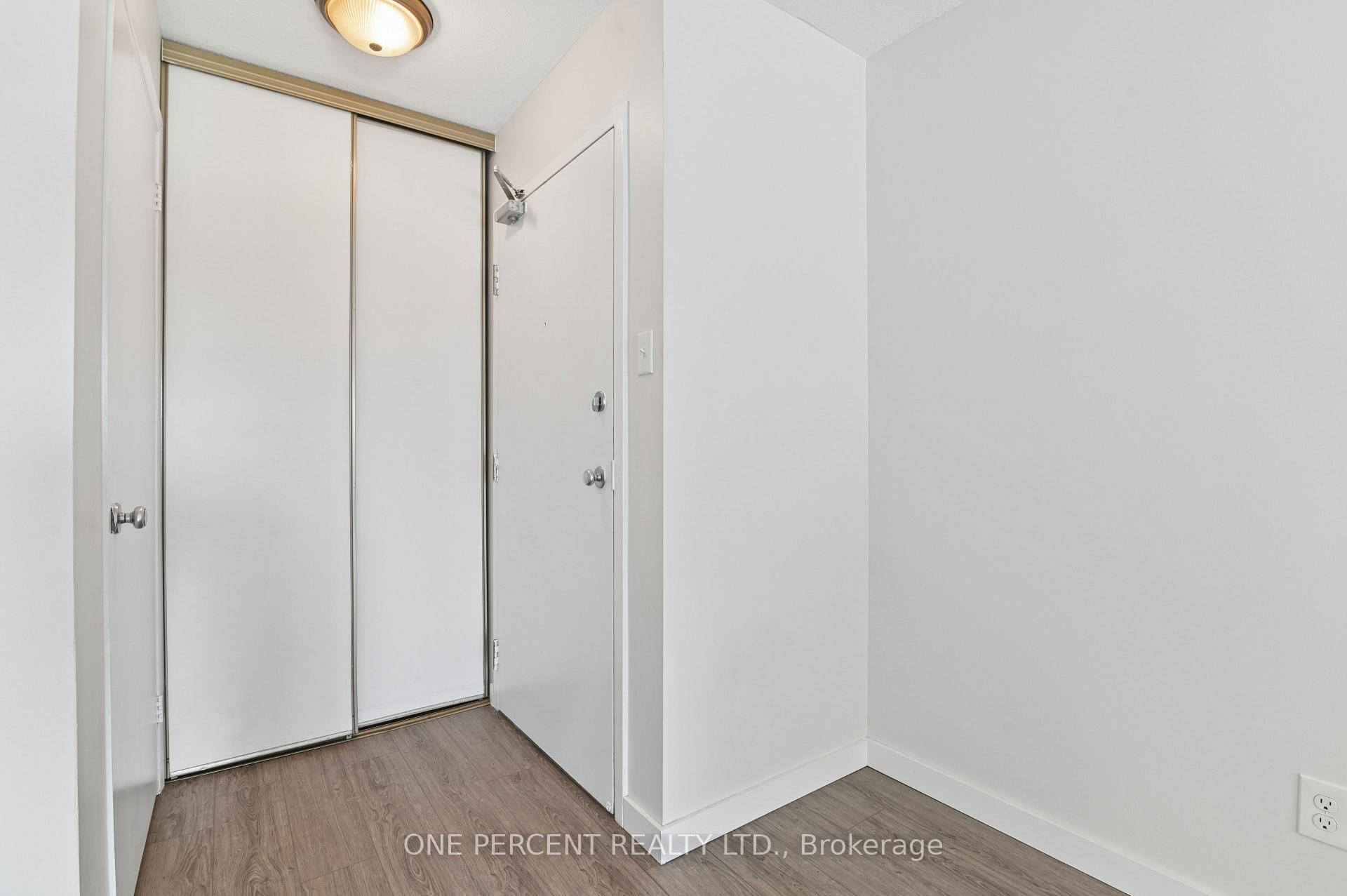 Photo 3 of Unit 204, 250 Brittany Drive, Ottawa, Viscount Alexander Park — HOMEH