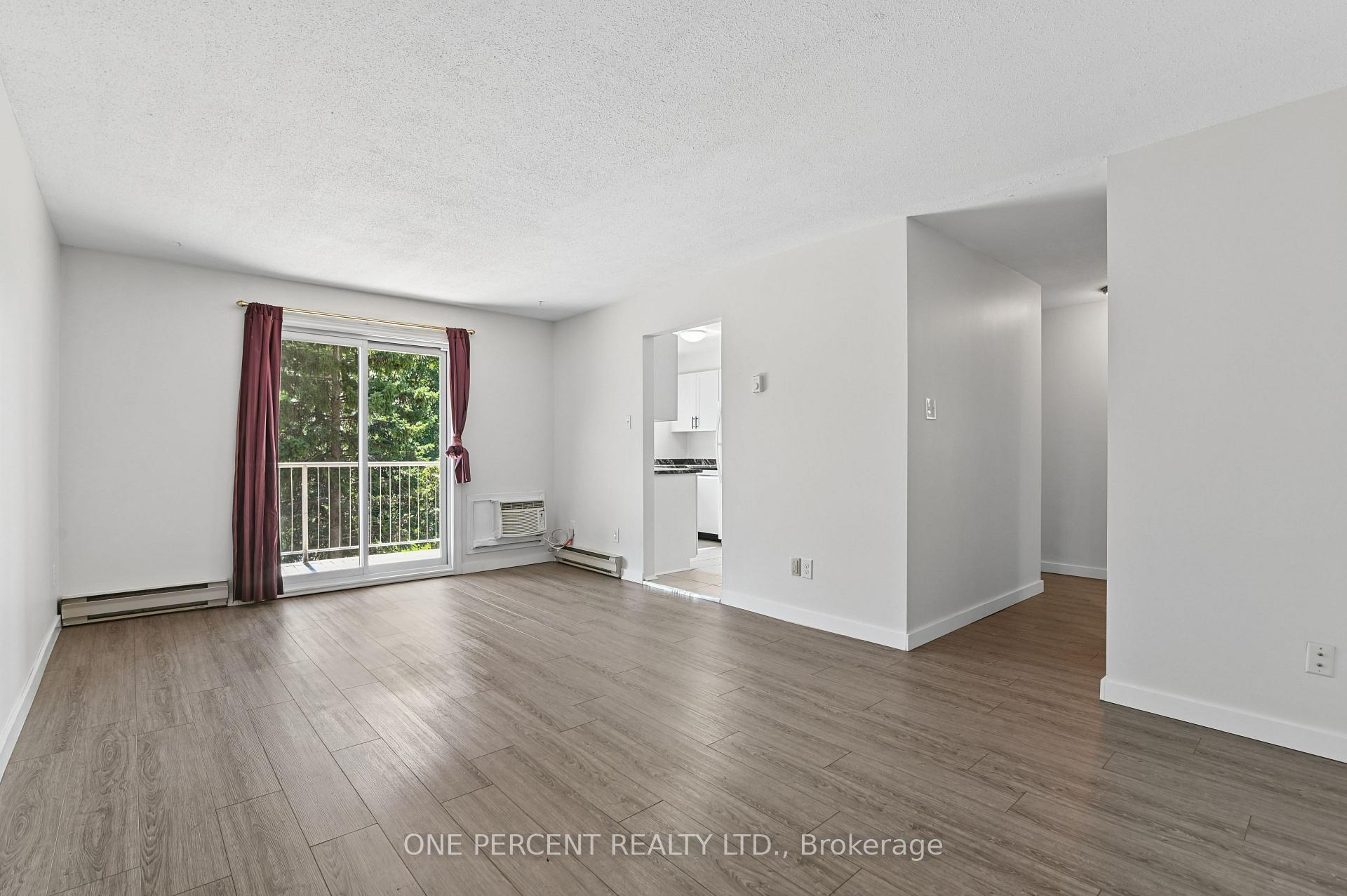 Photo 4 of Unit 204, 250 Brittany Drive, Ottawa, Viscount Alexander Park — HOMEH