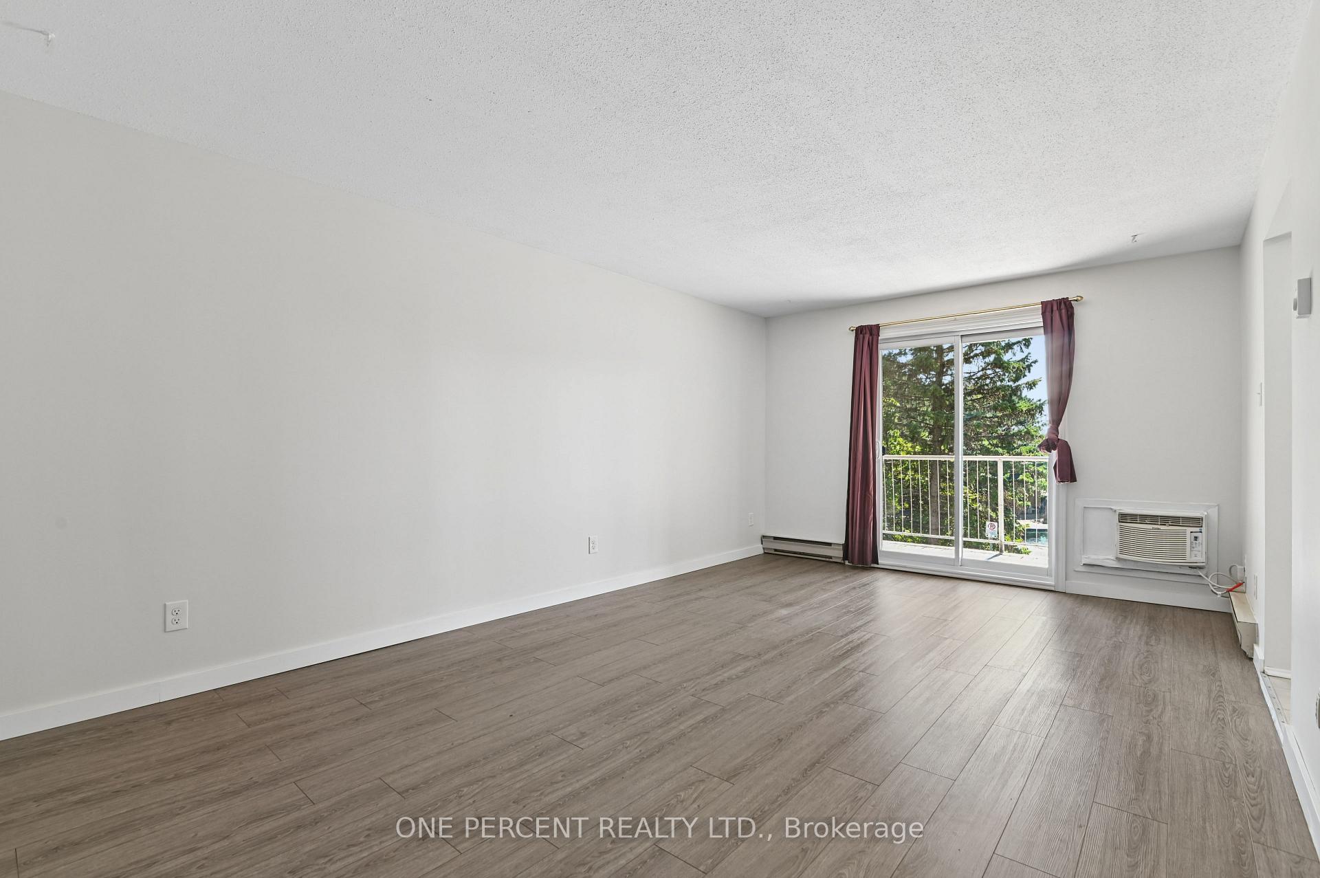 Photo 5 of Unit 204, 250 Brittany Drive, Ottawa, Viscount Alexander Park — HOMEH