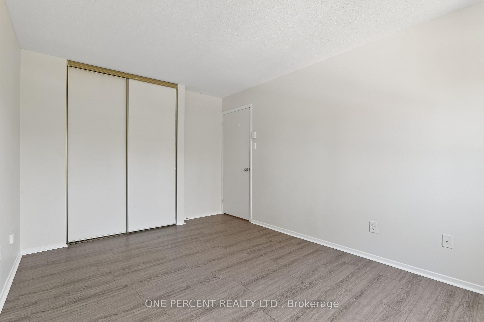 Photo 19 of Unit 204, 250 Brittany Drive, Ottawa, Viscount Alexander Park — HOMEH
