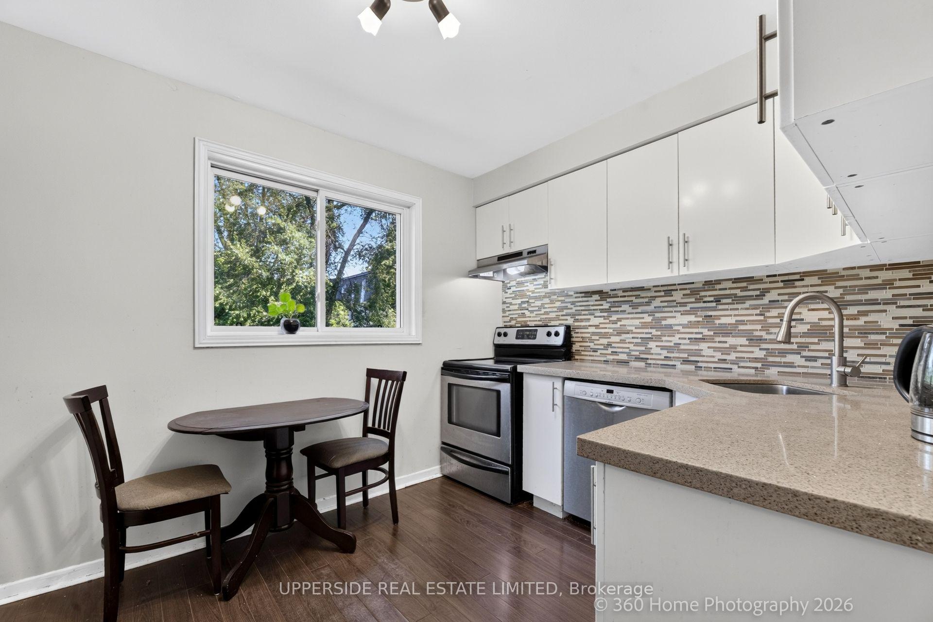 Photo 4 of Unit 7, 119 Henderson Avenue, Markham, Thornhill — HOMEH
