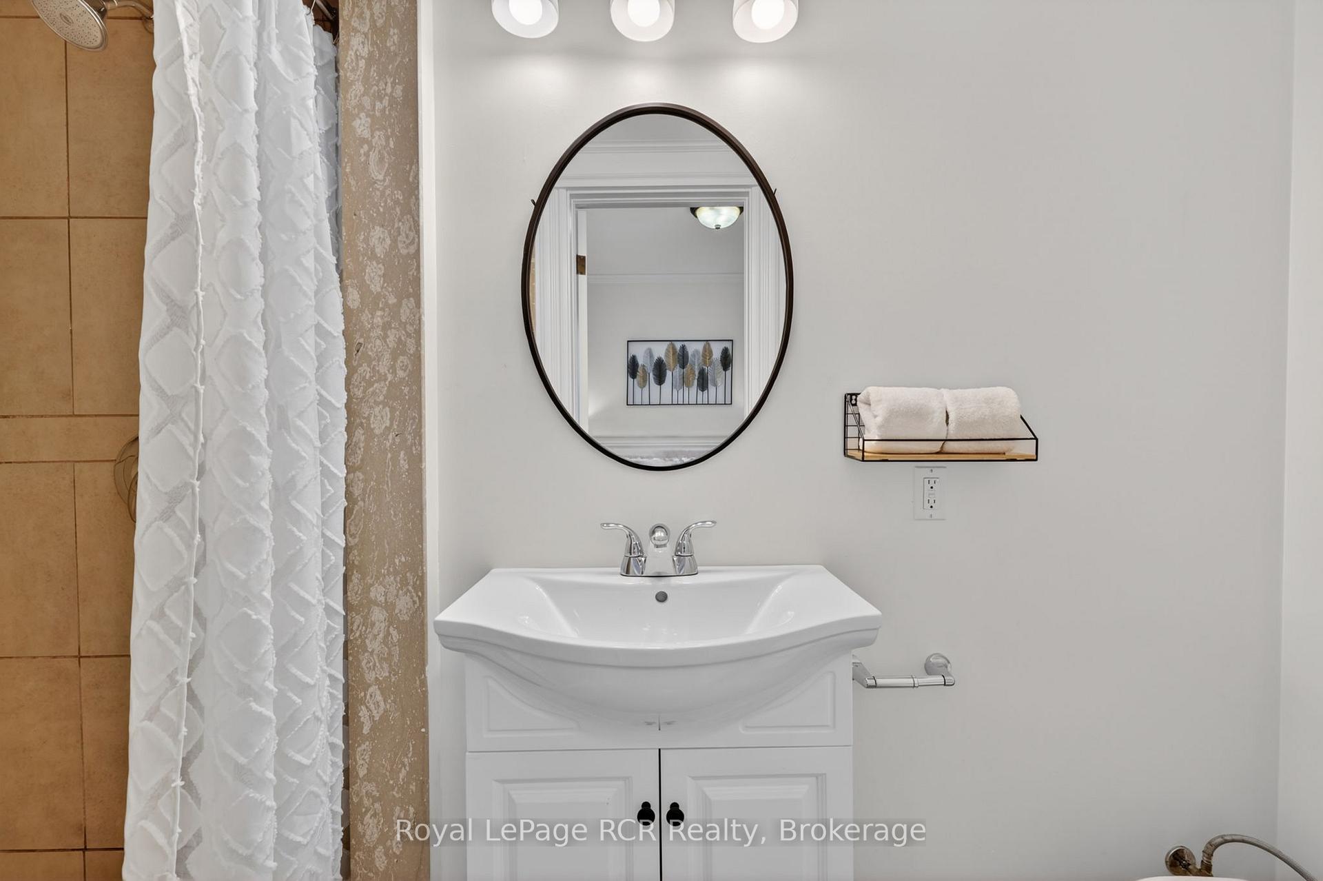 Photo 23 of 53 Broadview Street, Collingwood — HOMEH