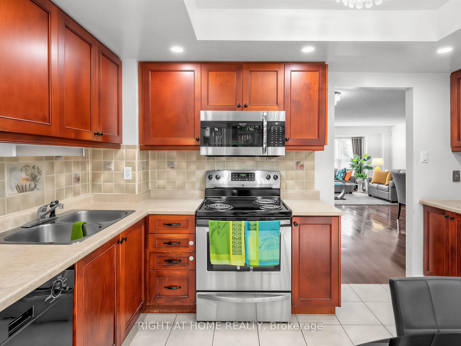 Photo 9 of Unit 25, 25 Tamarack Circle, Etobicoke, Kingsview Village-The Westway — HOMEH