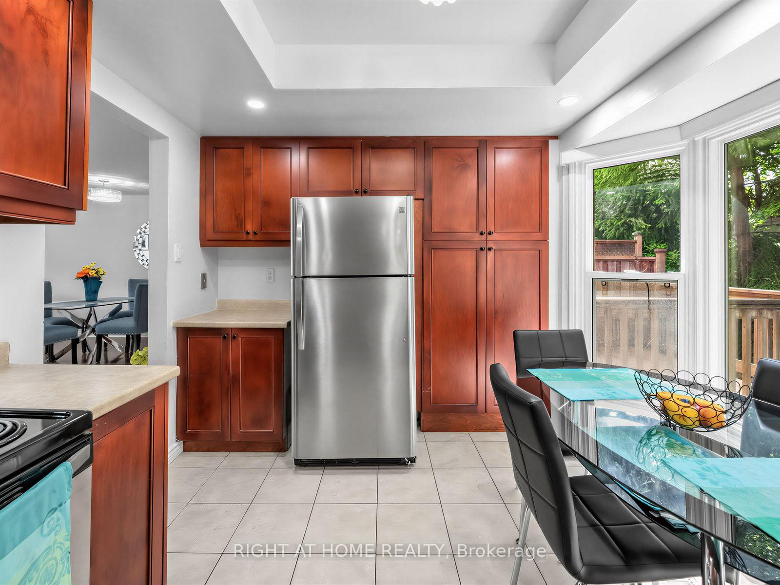 Photo 10 of Unit 25, 25 Tamarack Circle, Etobicoke, Kingsview Village-The Westway — HOMEH
