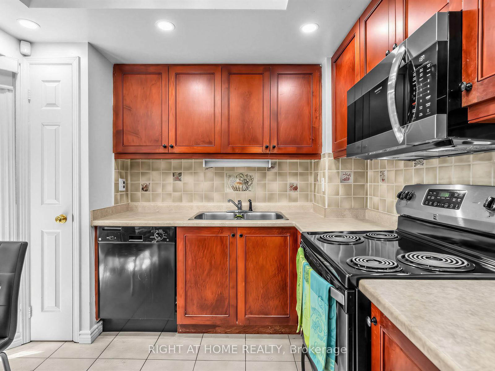 Photo 11 of Unit 25, 25 Tamarack Circle, Etobicoke, Kingsview Village-The Westway — HOMEH