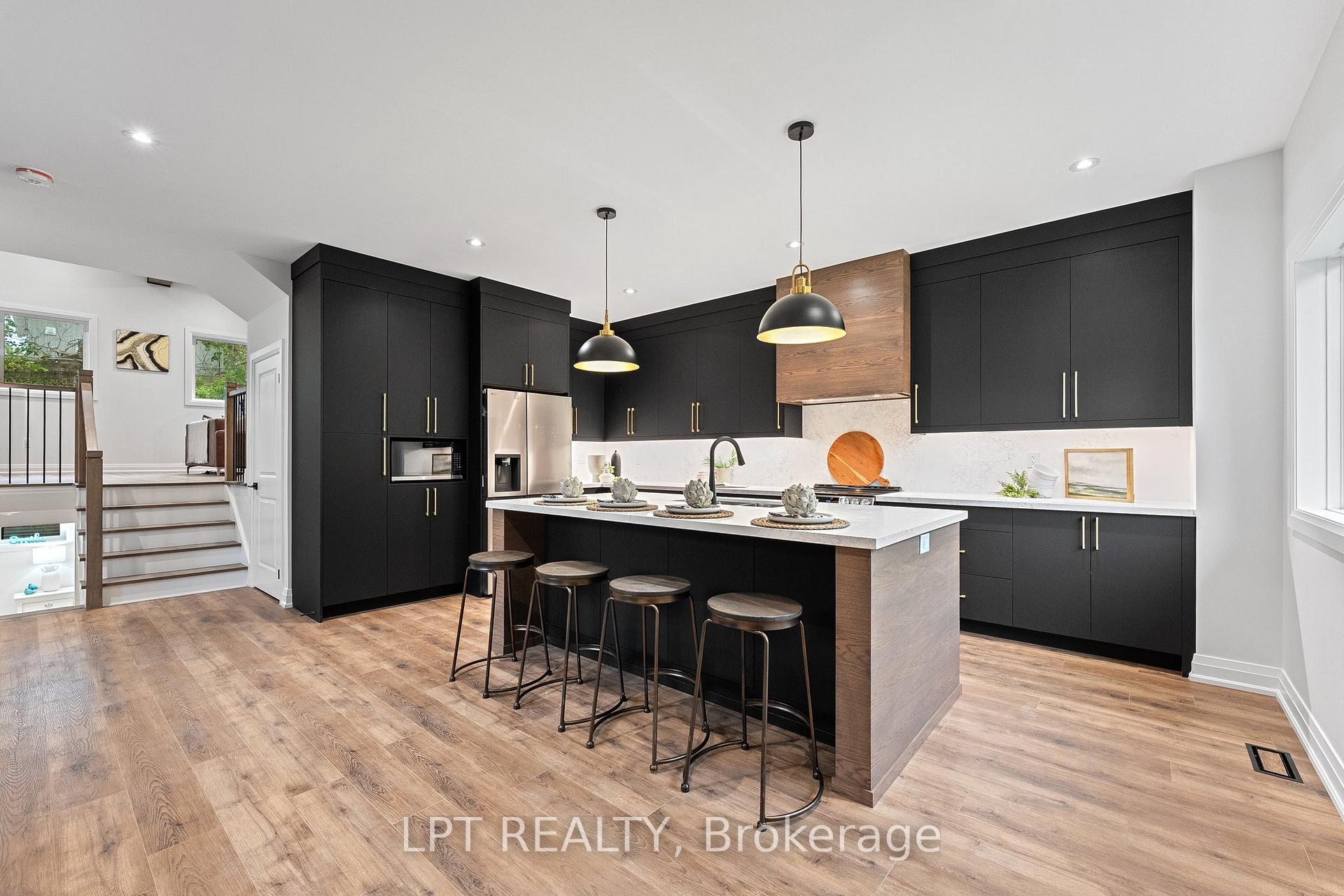 Photo 3 of 168 Berczy Street, Barrie, Wellington — HOMEH