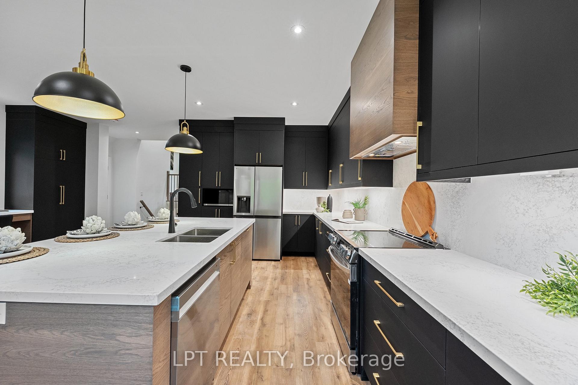 Photo 5 of 168 Berczy Street, Barrie, Wellington — HOMEH
