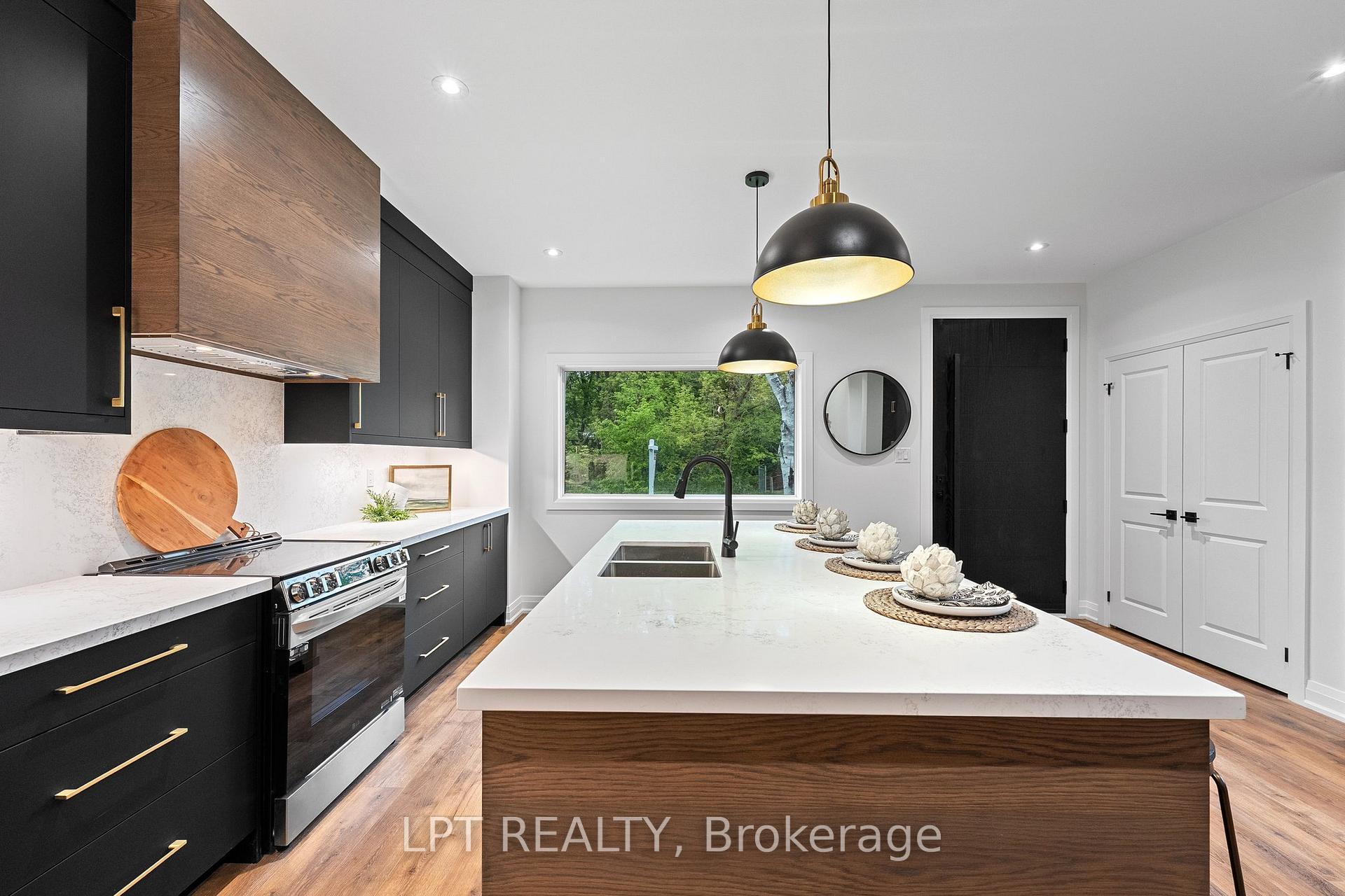 Photo 6 of 168 Berczy Street, Barrie, Wellington — HOMEH