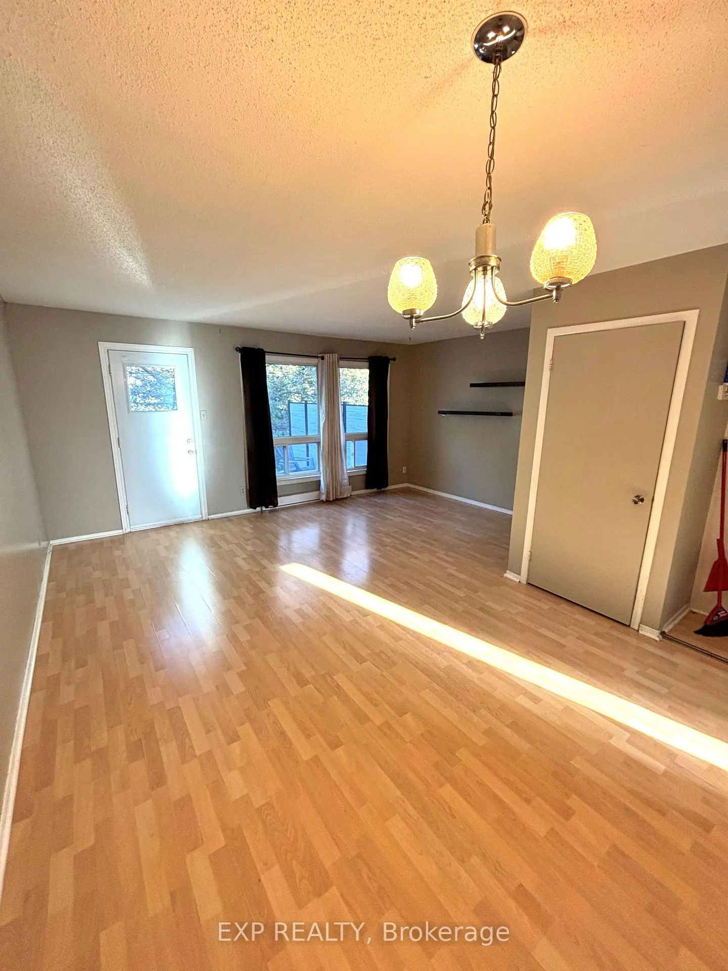 Photo 4 of Unit 10, 41 Pixley Private, Ottawa, Riverview Park — HOMEH