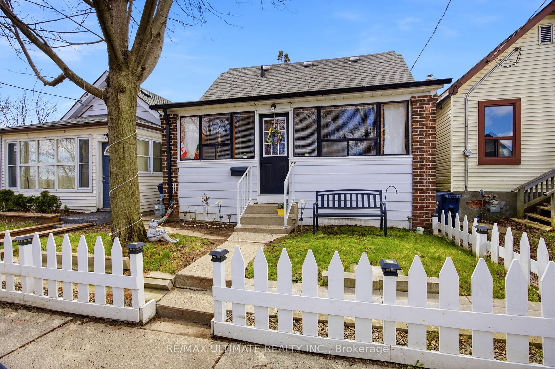 Photo 2 of 82 Beechwood Avenue, Toronto, Rockcliffe-Smythe — HOMEH