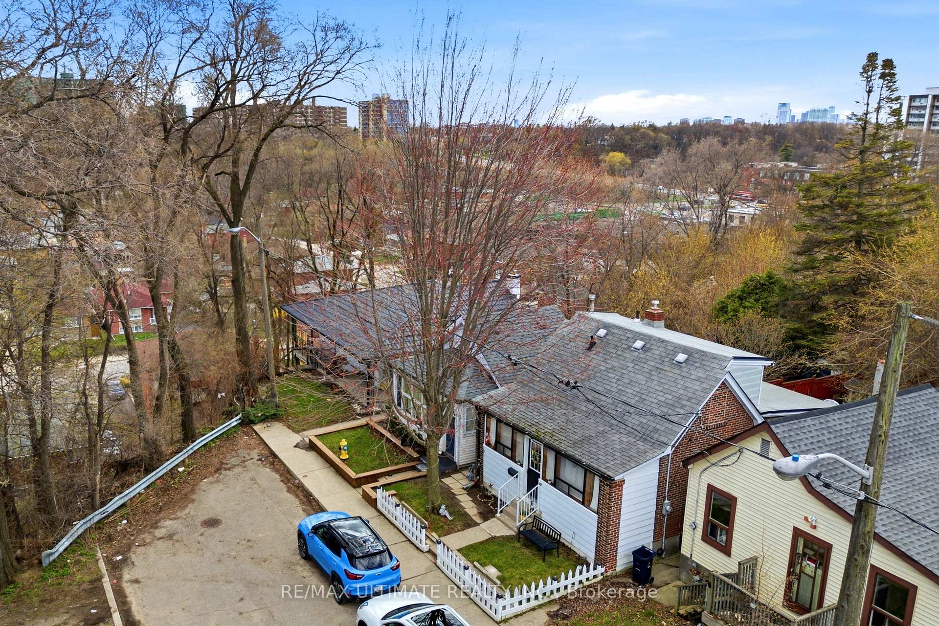Photo 3 of 82 Beechwood Avenue, Toronto, Rockcliffe-Smythe — HOMEH