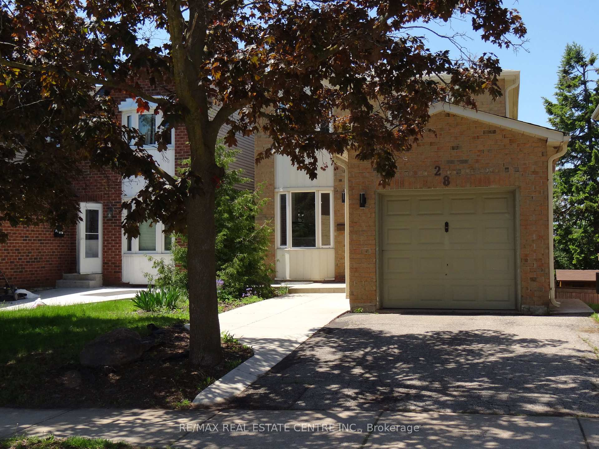 Photo 2 of 28 Rawling Crescent, Brampton, Heart Lake East — HOMEH